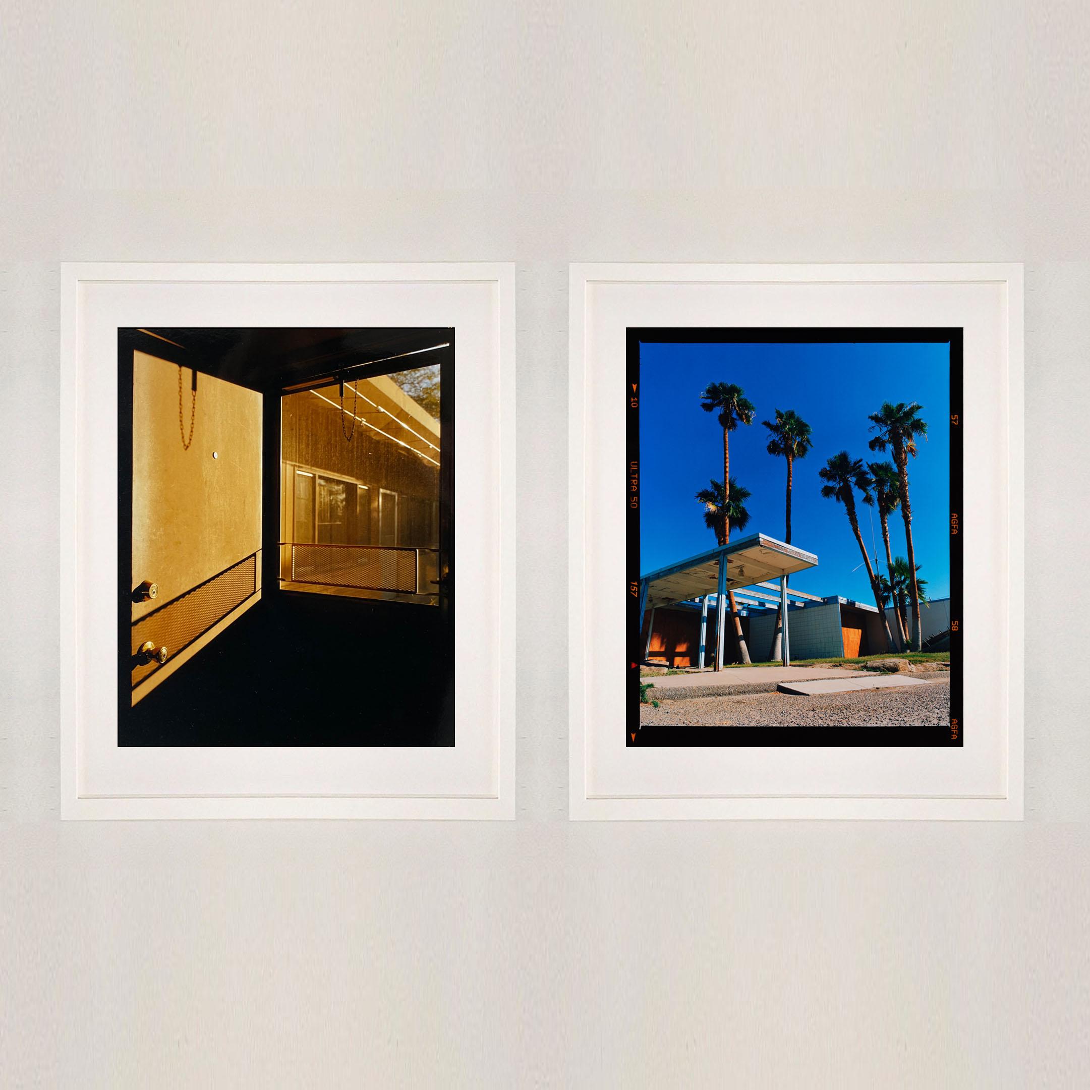 Puerta - Motel Lariat, Nevada - Fotografía cinematográfica en color en venta 2