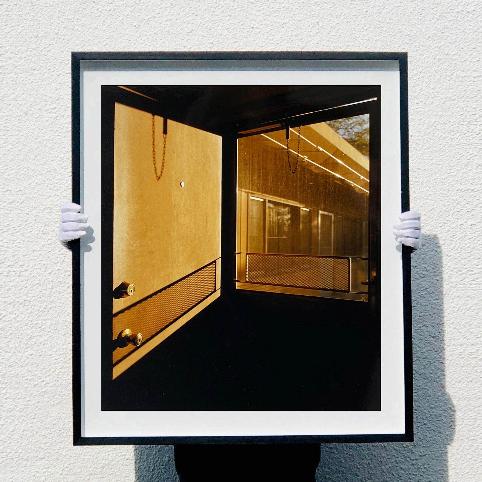 Puerta - Motel Lariat, Nevada - Fotografía cinematográfica en color en venta 4