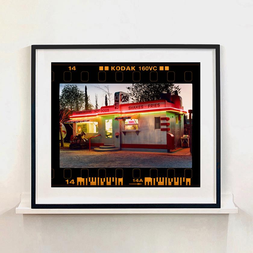 Dot's Diner, Bisbee, Arizona – amerikanische Farbfotografie (Zeitgenössisch), Photograph, von Richard Heeps