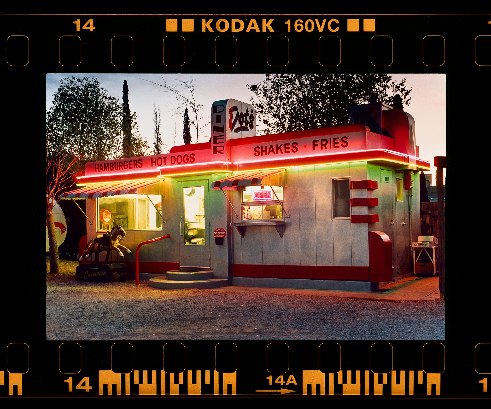 Richard Heeps Color Photograph – Dot's Diner, Bisbee, Arizona – amerikanische Farbfotografie