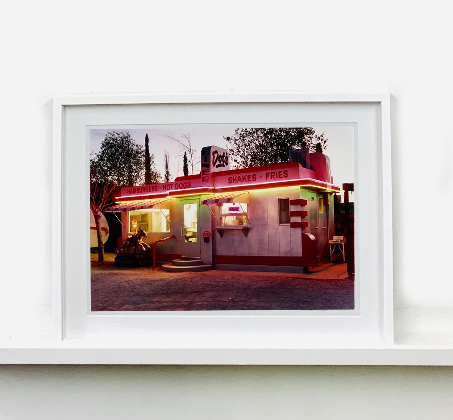 Dot's Diner, Bisbee, Arizona - Fotografía en color americana - Print Marrón de Richard Heeps