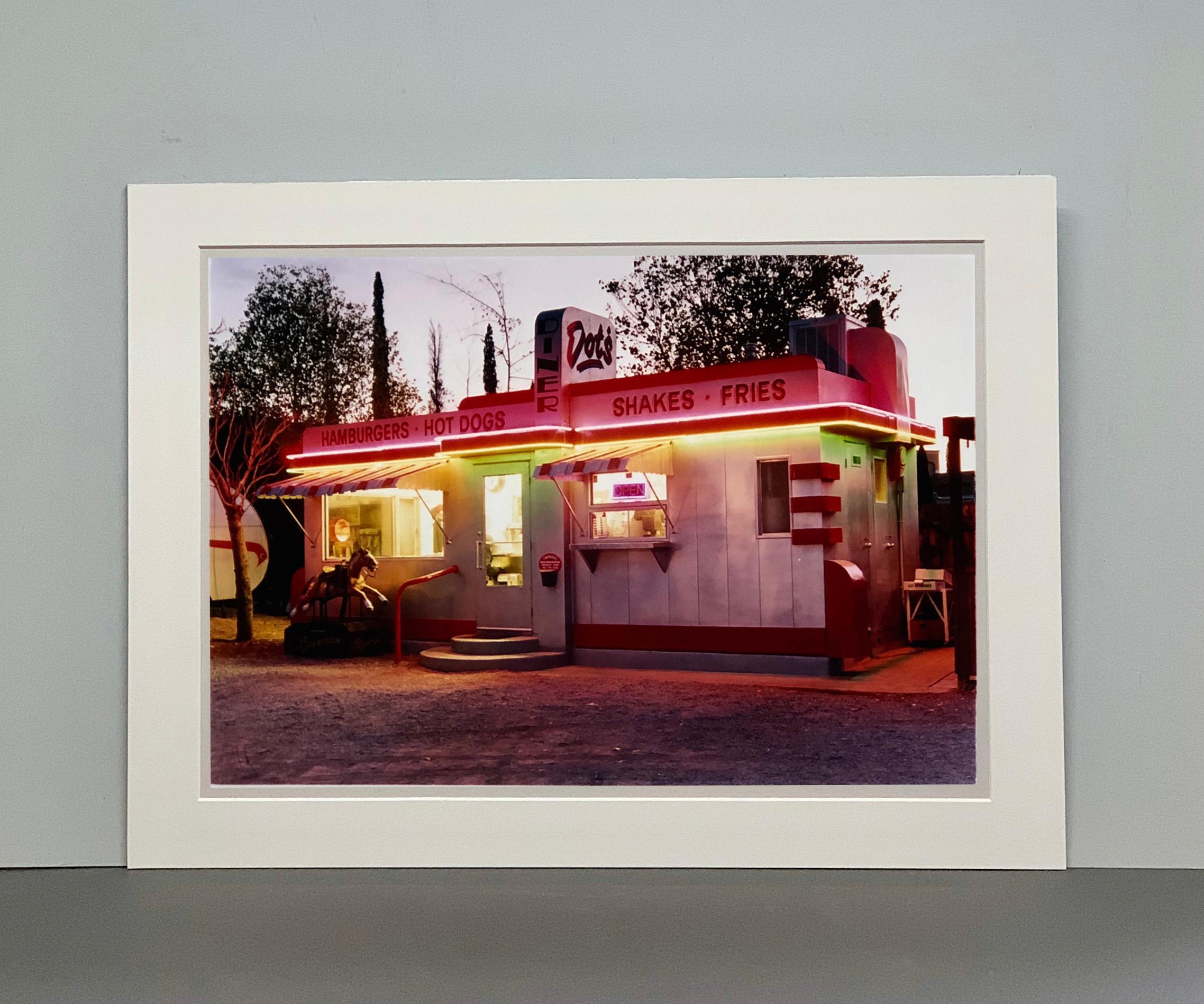 Dot Dot's Diner, Bisbee, Arizona - Zeitgenössische amerikanische Farbfotografie im Angebot 1