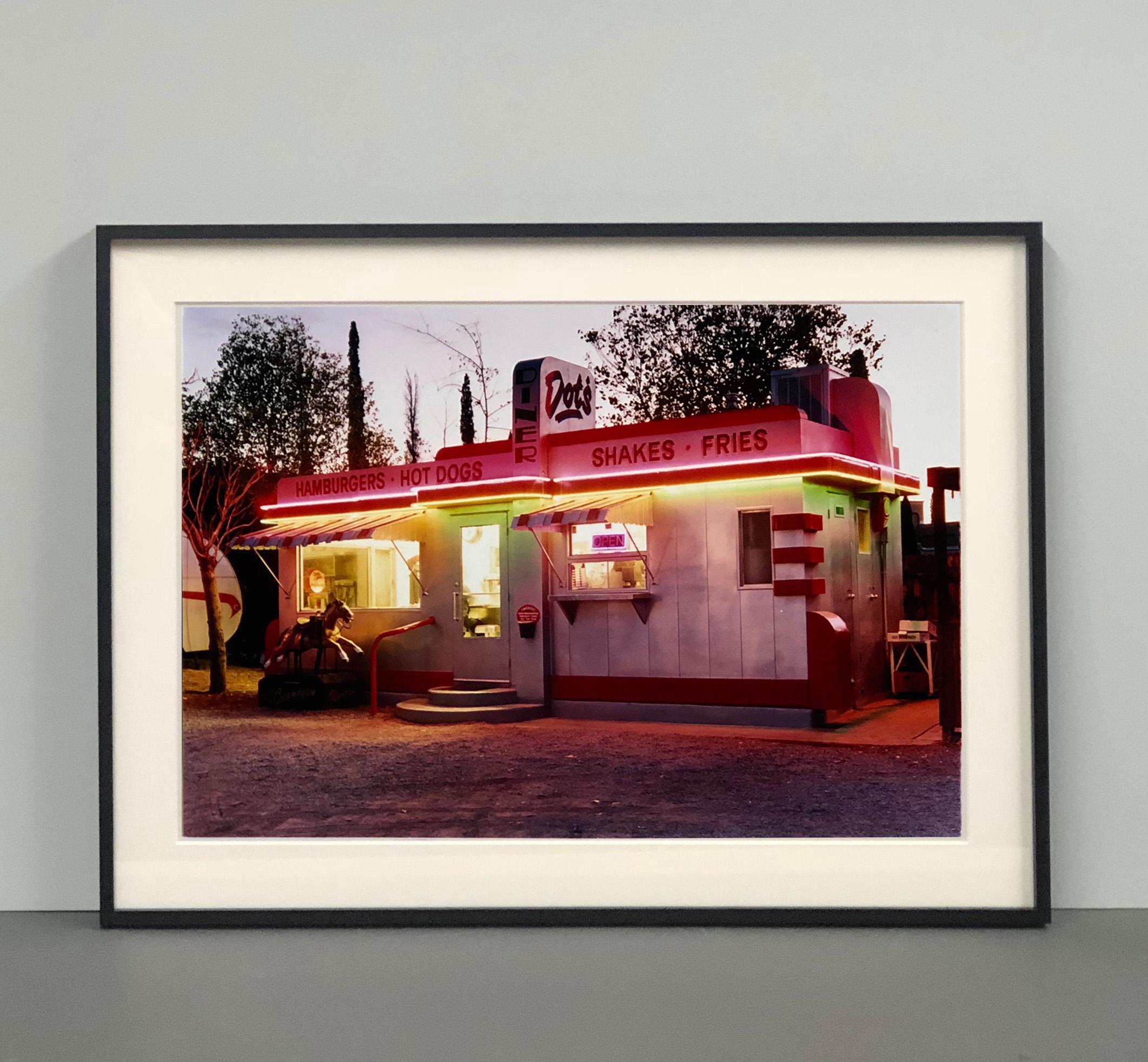 Dot Dot's Diner, Bisbee, Arizona - Zeitgenössische amerikanische Farbfotografie (Braun), Color Photograph, von Richard Heeps