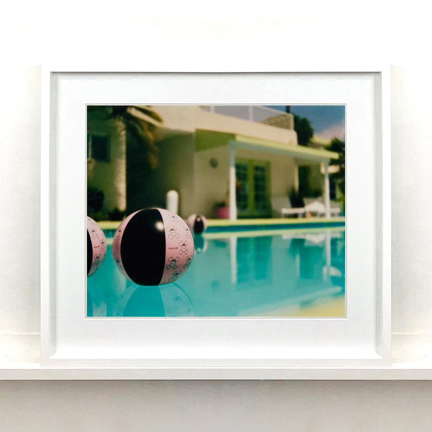 Traum in Farbe – Pool-Installation – amerikanische blaue Farbfotografie im Angebot 2
