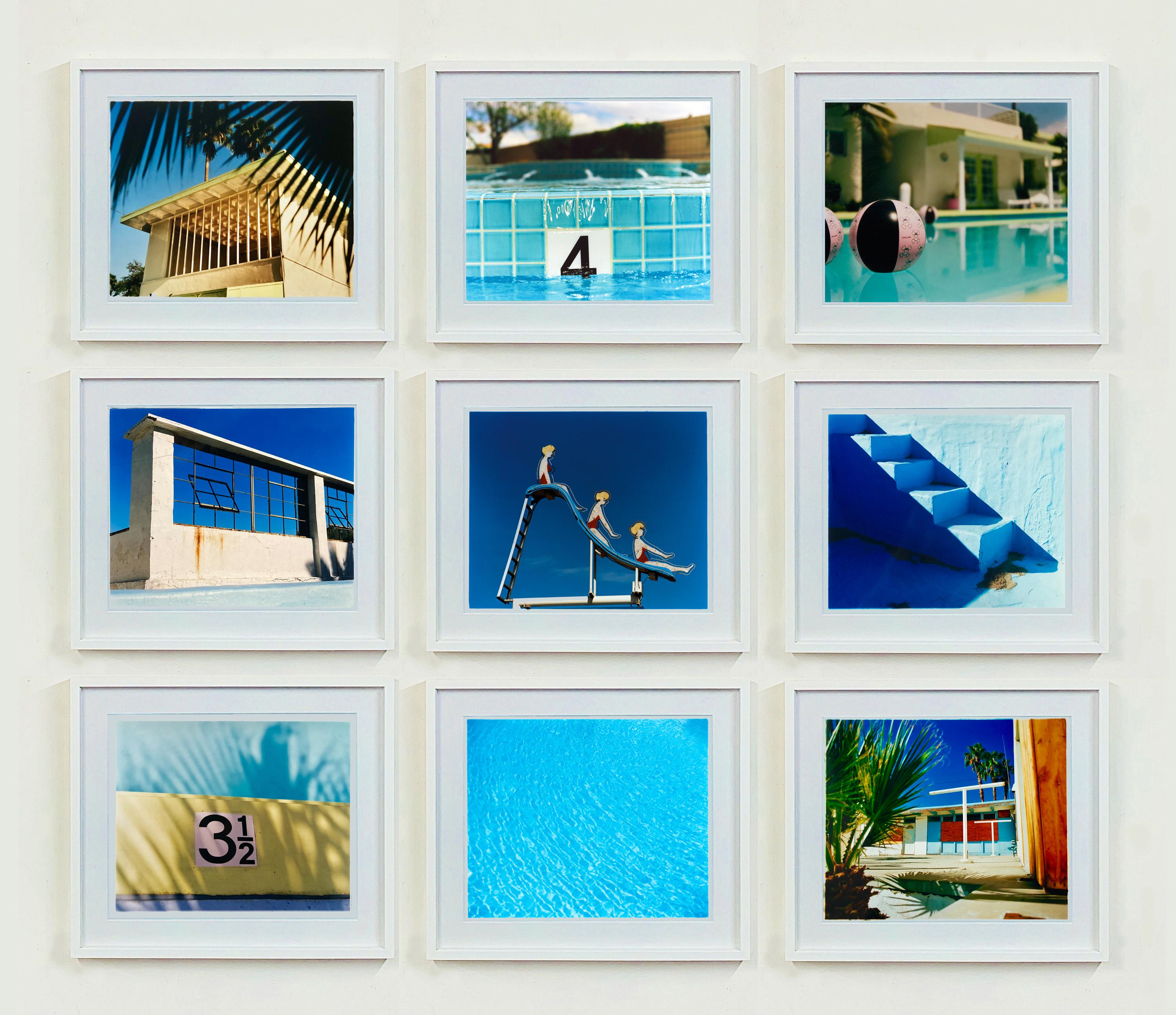 Richard Heeps Color Photograph – Traum in Farbe – Pool-Installation – amerikanische blaue Farbfotografie