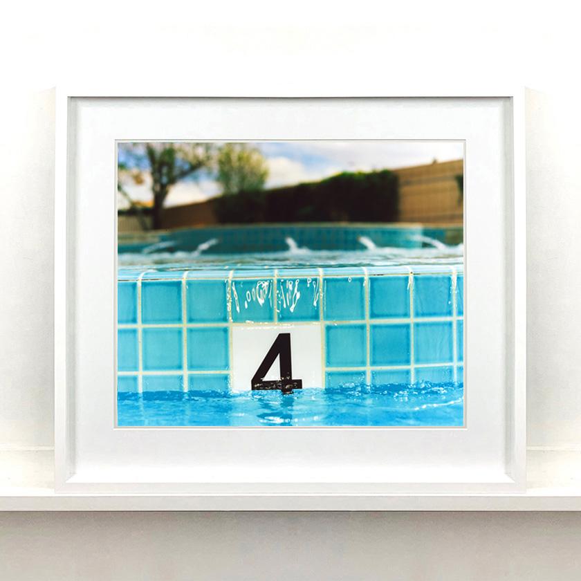 Dream in Colour – Drei drehbare Pool-Kunstwerke – amerikanische blaue Farbfotografie – Print von Richard Heeps