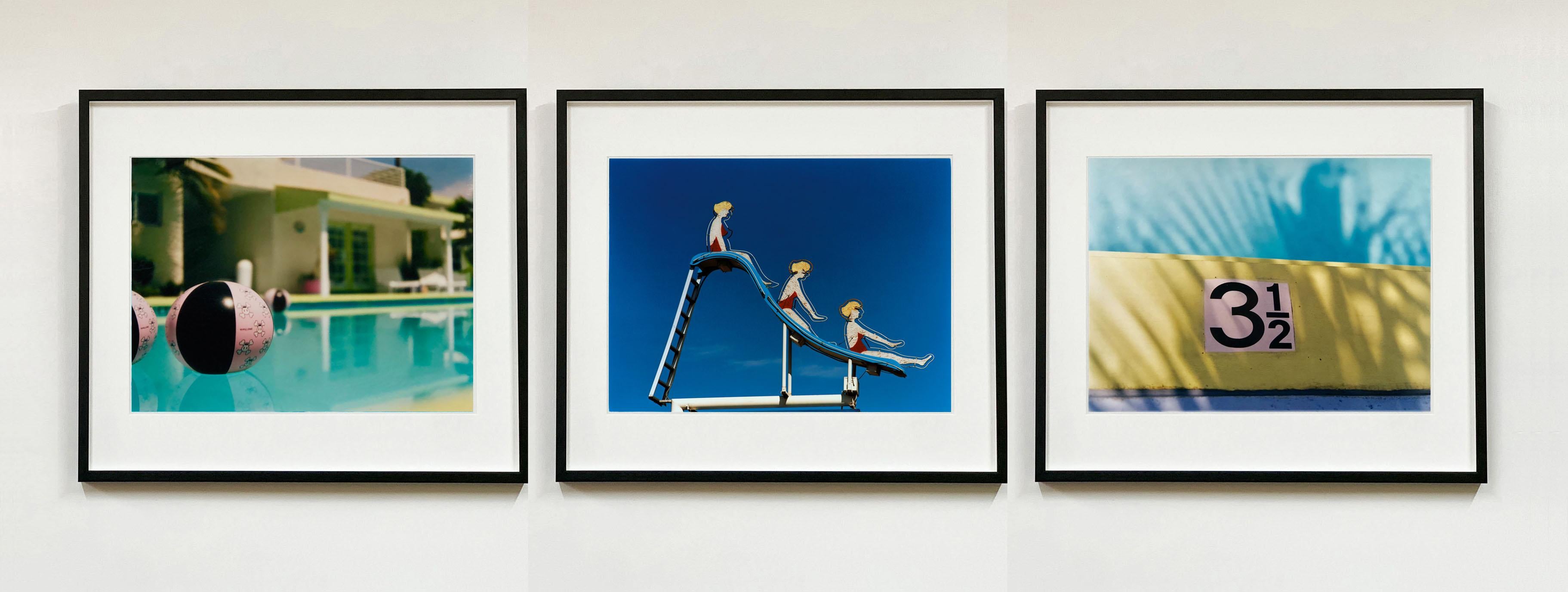 Print Richard Heeps - Dream in Color - Trois œuvres d'art de piscine en couleur - Photographie bleue américaine