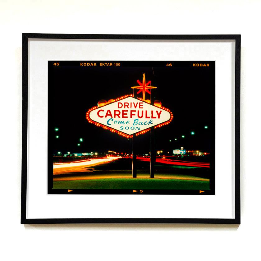 Drive Carefully, LAS - Architecture américaine Typographie Photographie - Print de Richard Heeps