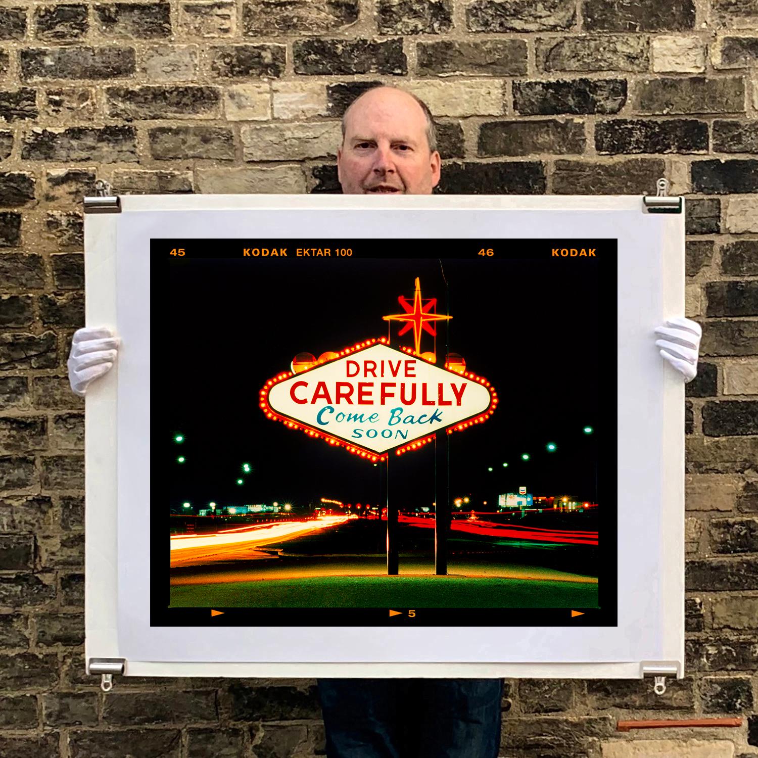 Drive Carefully, LAS - Architecture américaine Typographie Photographie en vente 2