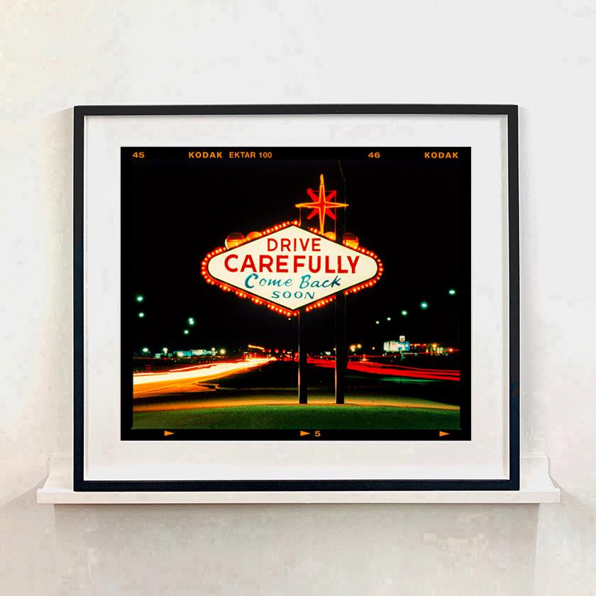 Drive Carefully, LAS - Architecture américaine Typographie Photographie en vente 3