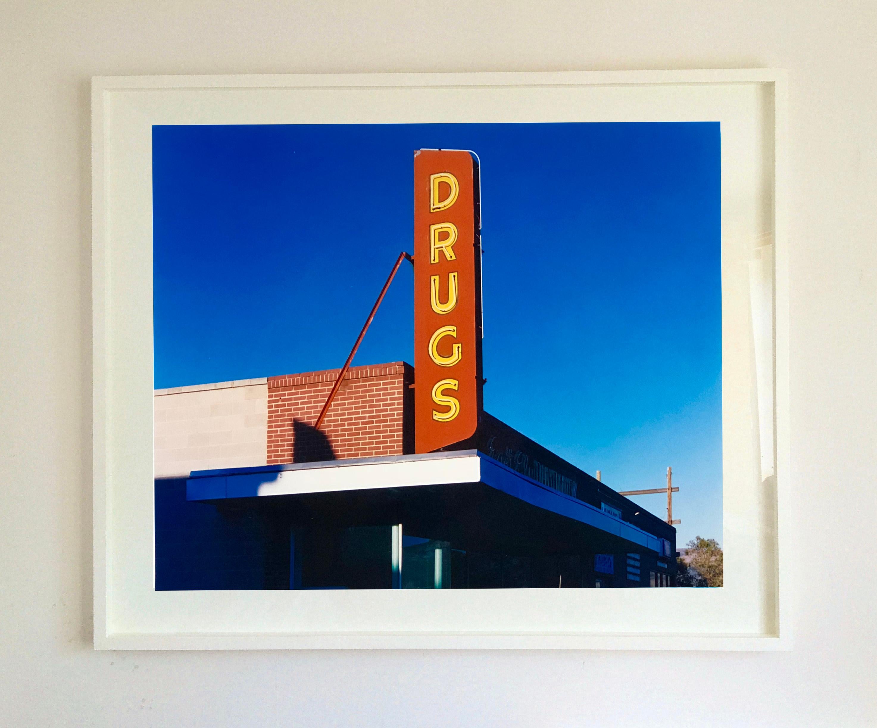 „Drug Store“, Ely, Nevada – nach der Goldrush-Serie – Pop-Art-Farbfoto (Blau), Color Photograph, von Richard Heeps