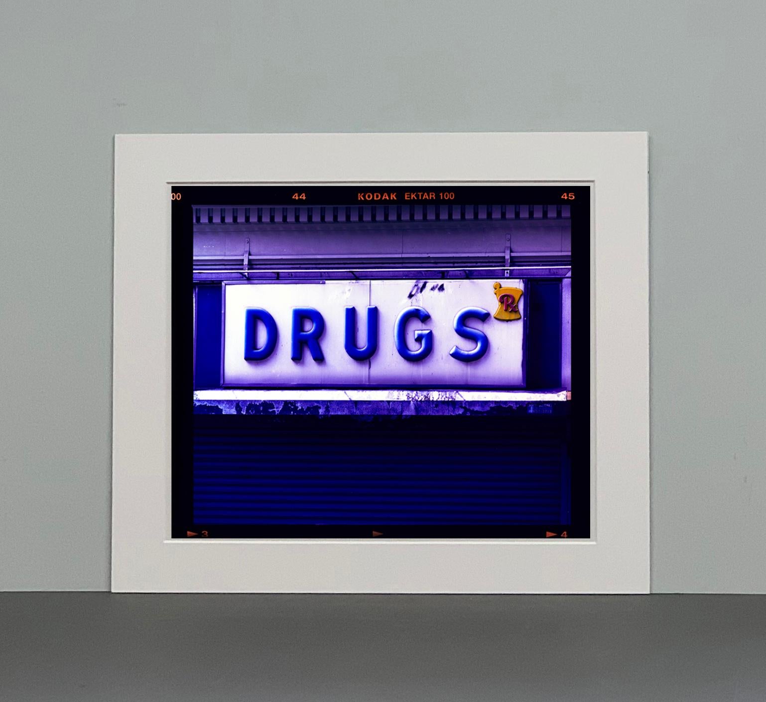 Drogen, New York – Zeitgenössische Typografie, signierte Pop Art-Farbfotografie (Schwarz), Print, von Richard Heeps