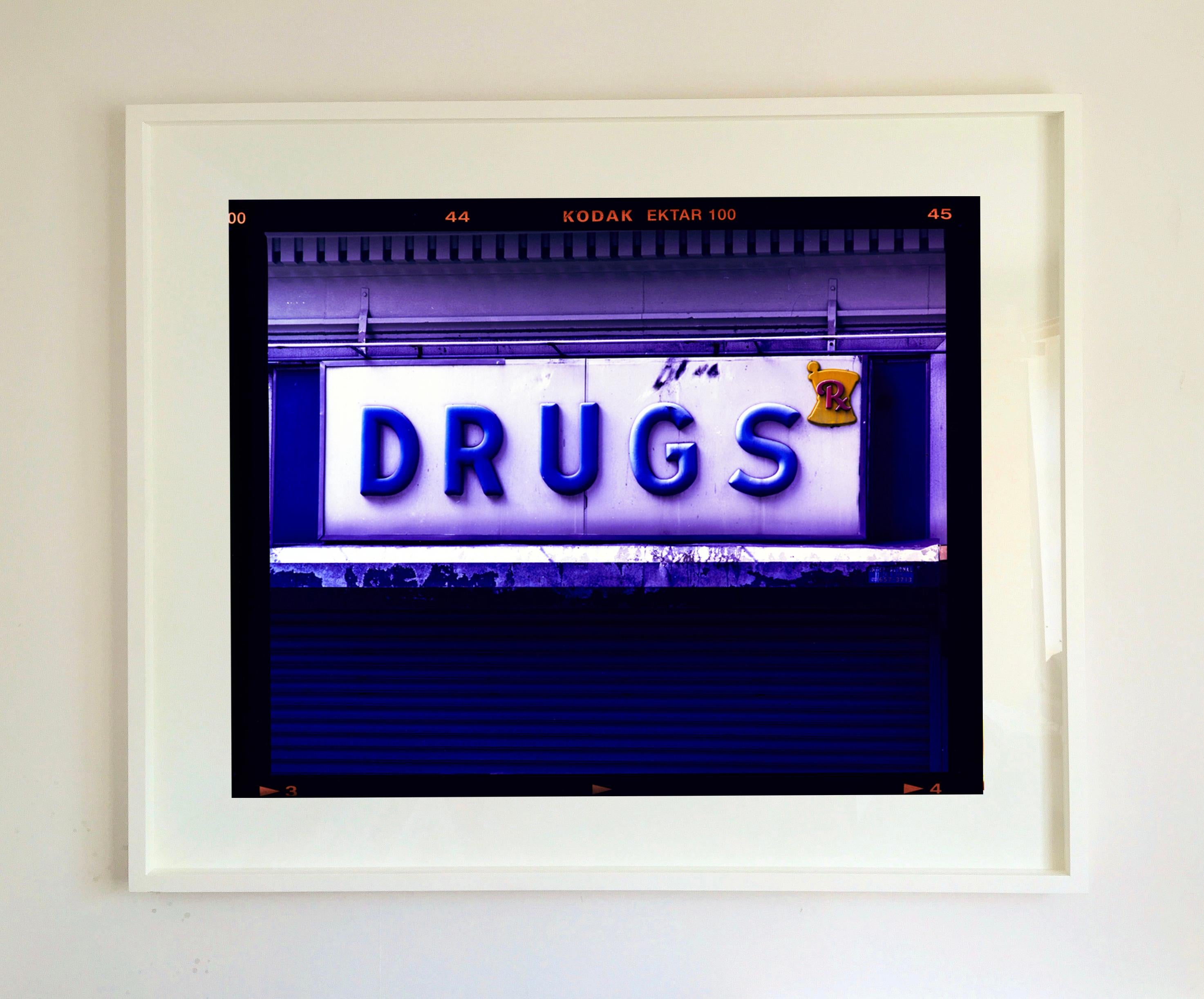Drugs, une partie du portefeuille de photographies de rue que Richard est en train de constituer et qui dépeint la couleur, le tissu et la structure des villes avec un style distinct. Alors que New York se transforme sous l'effet du développement,