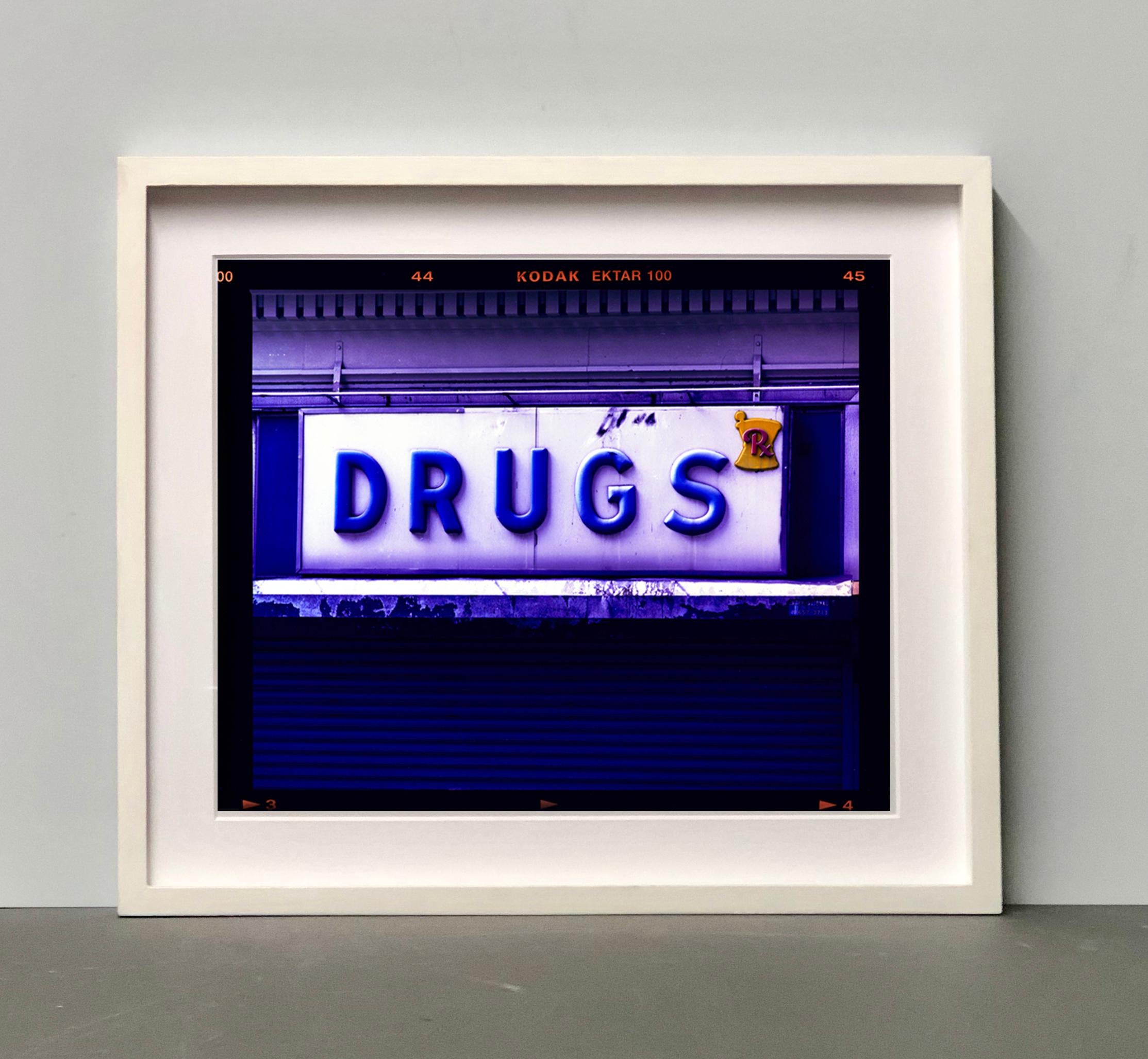 Drugs, New York - Photographie en couleur Pop Art contemporaine de typographie - Noir Print par Richard Heeps