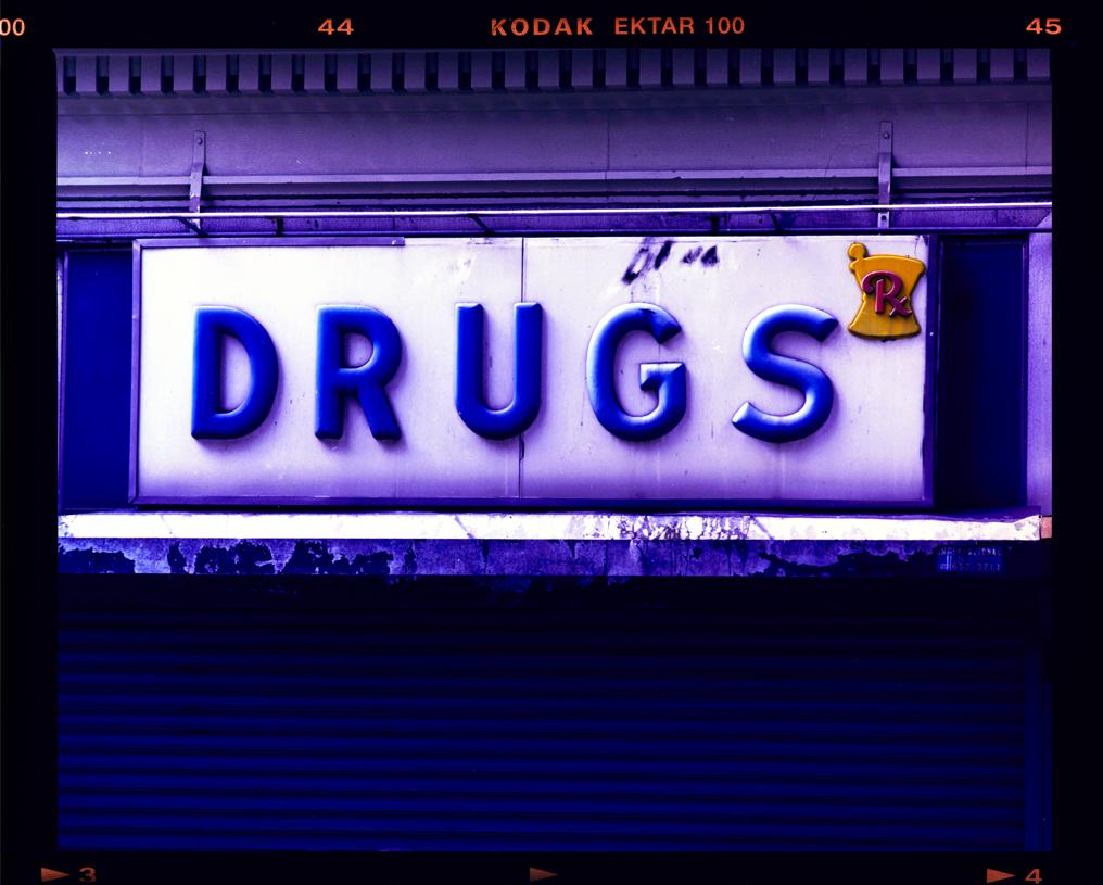 Drogen, New York – Zeitgenössische Typografie, signierte Pop Art-Farbfotografie
