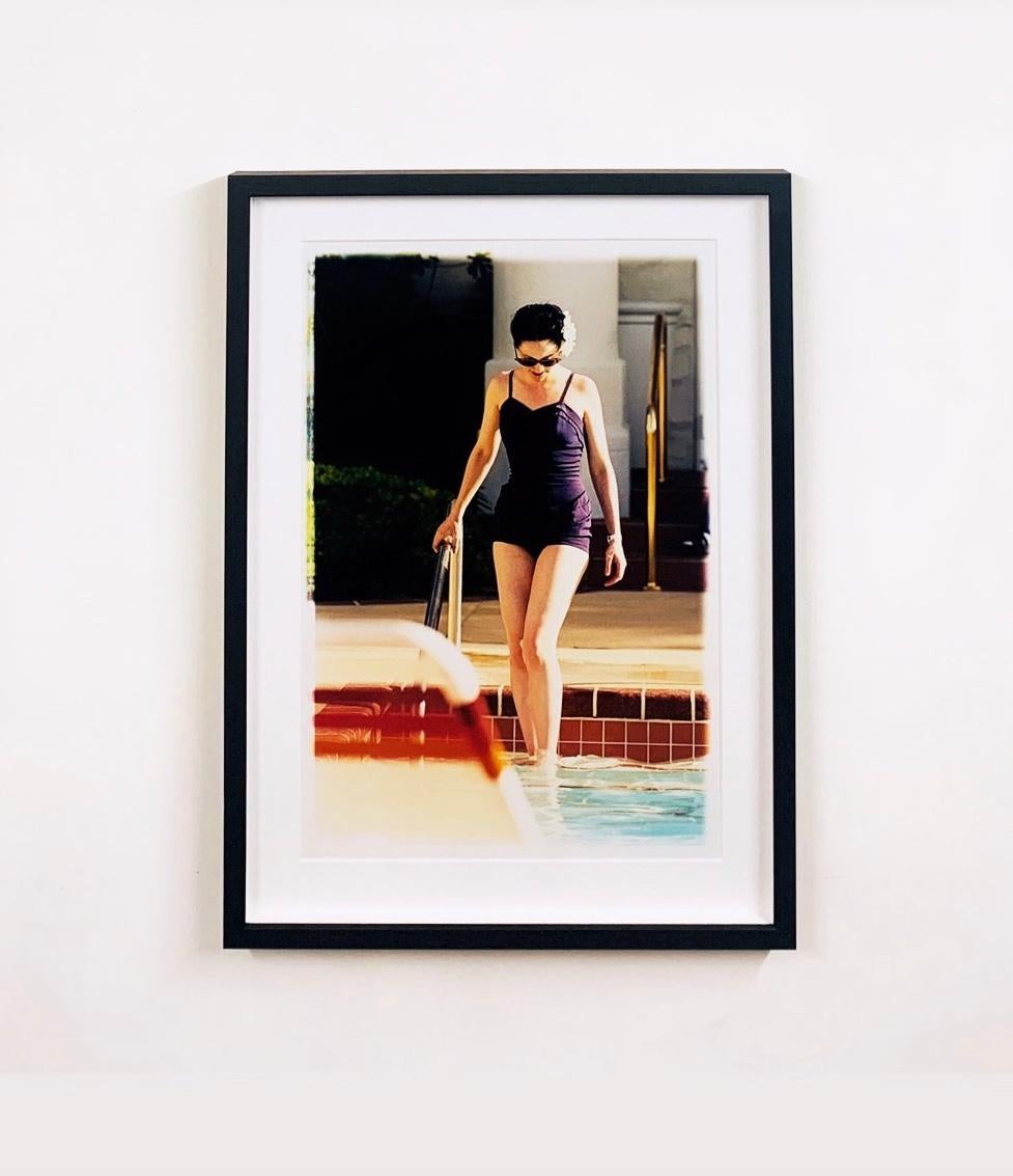 Eileen, Las Vegas, Nevada - Photographie de portrait Vintage Fashion Color - Beige Color Photograph par Richard Heeps