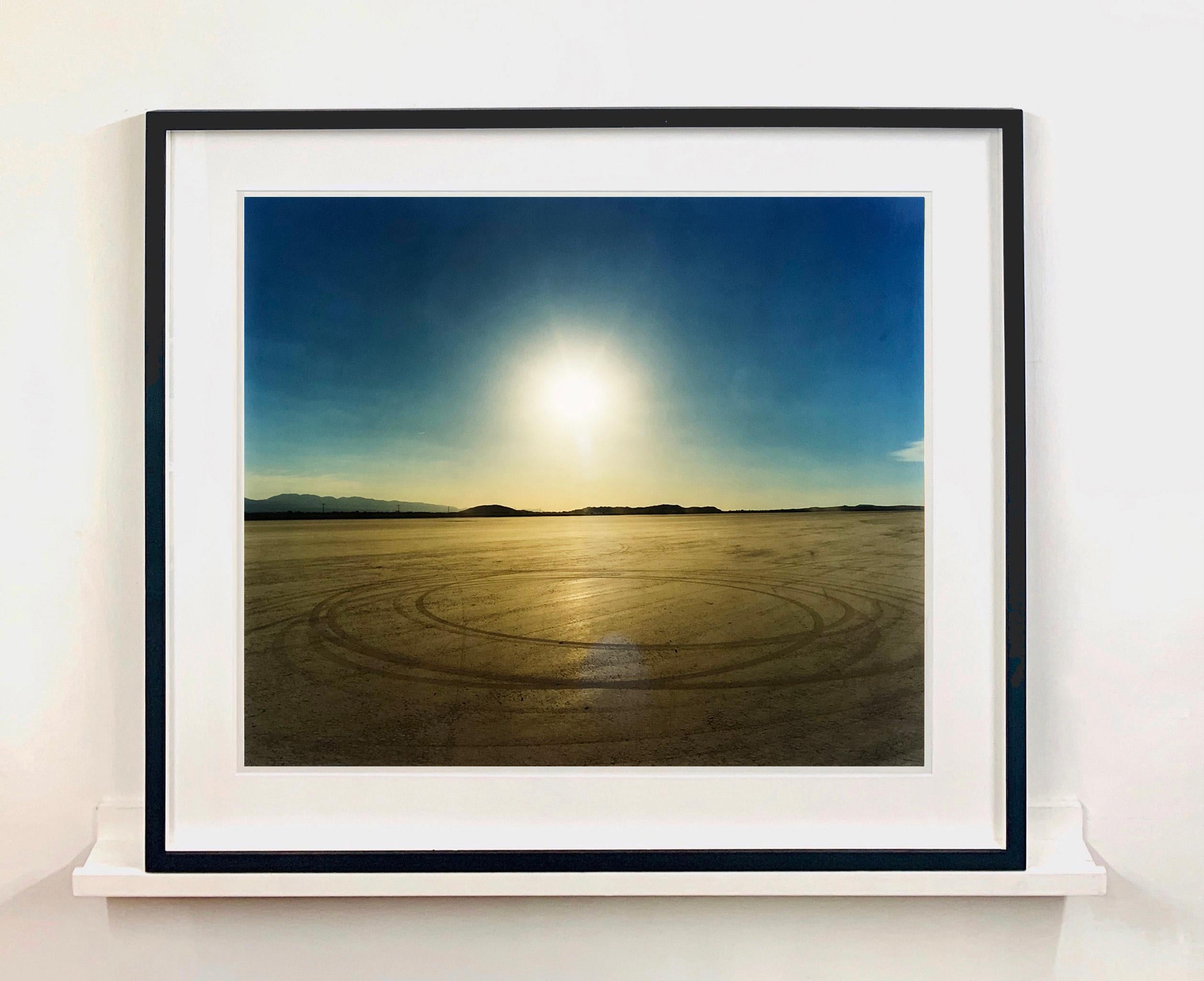 Le lac El Mirage, où se déroule l'événement Land Speed Racing de la Southern Californian Timing Association, laisse des traces dans le sol des courses des jours précédents, ce qui ajoute une certaine beauté au paysage naturel. L'étendue des couleurs