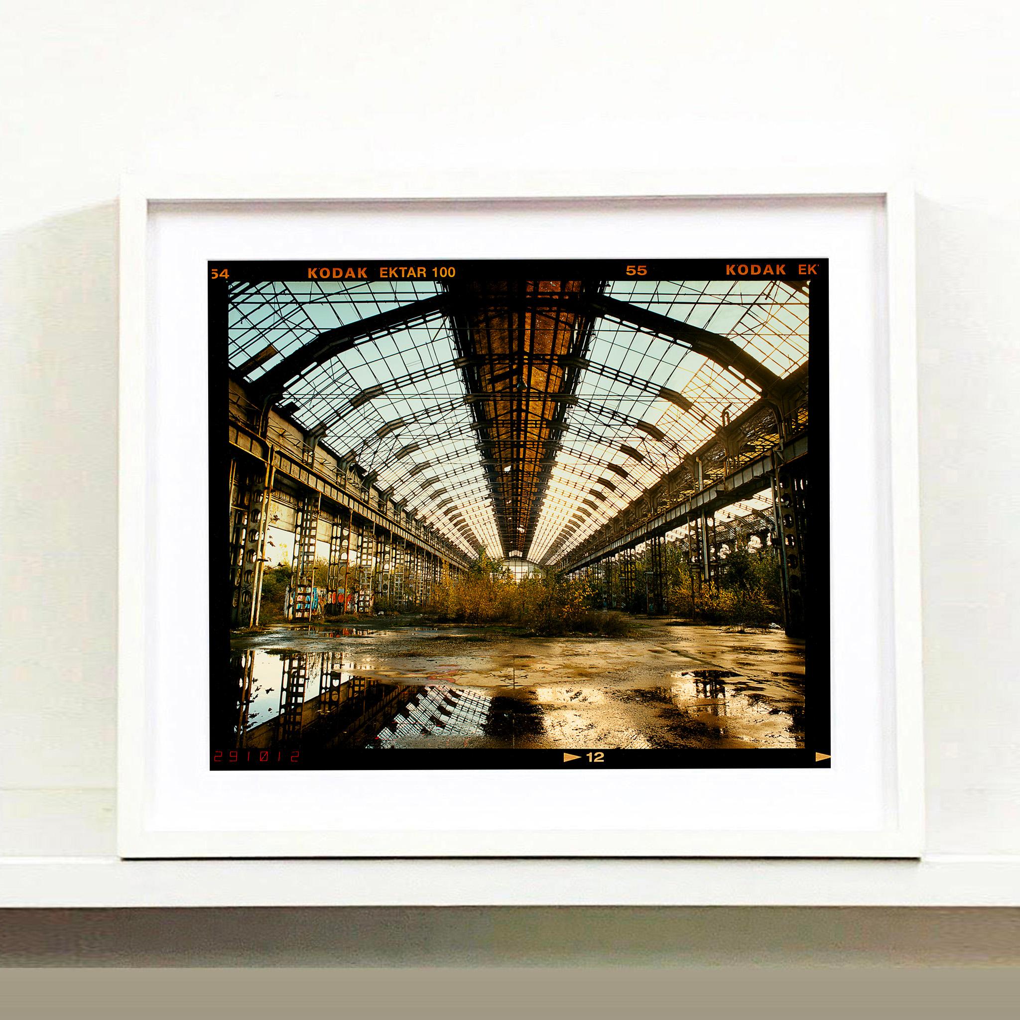Fabrik Spine, Mailand – Italienische Industriearchitekturfotografie (Zeitgenössisch), Photograph, von Richard Heeps