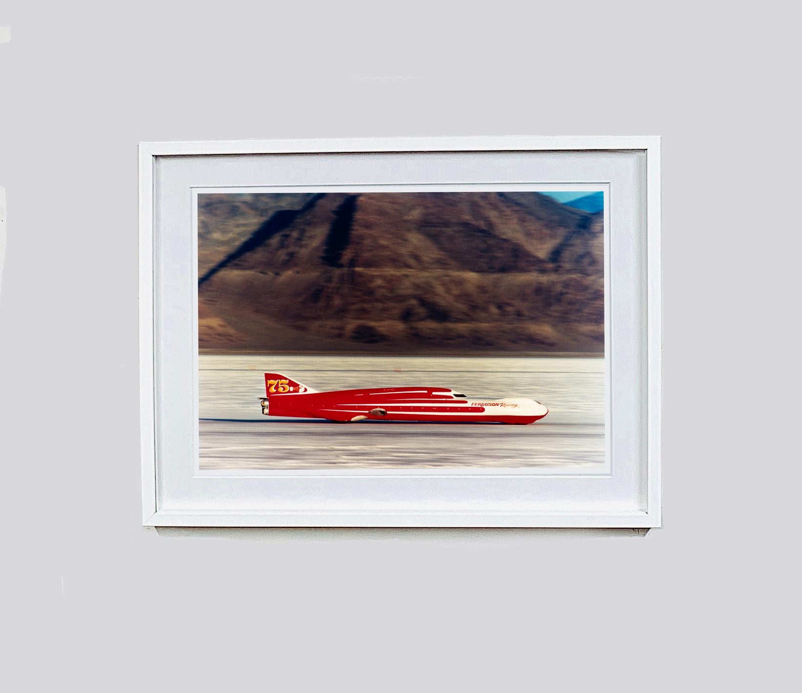 Peinture de voiture Ferguson Racing Streamliner, Bonneville, Utah - Paysage américain - Contemporain Photograph par Richard Heeps
