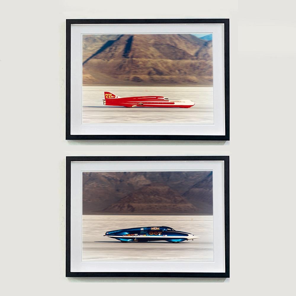 Ferguson Racing Streamliner, photographie prise dans la région emblématique de la vitesse, Bonneville Salt Flats, tout comme les montagnes contrastent avec la platitude, Richard Icone a capturé cette voiture de course à grande vitesse contrastant