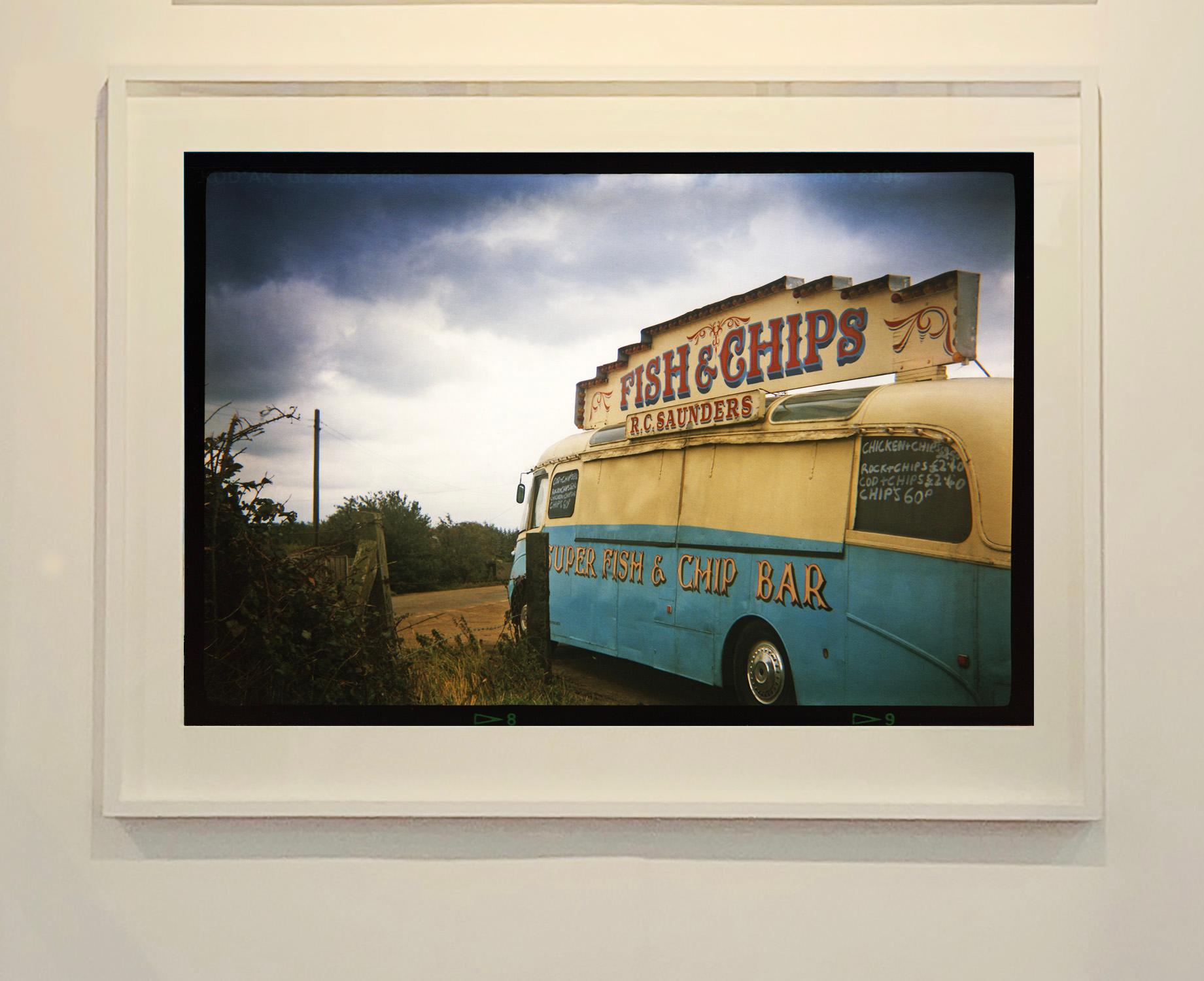 Fish & Chip Van, Haddenham, 1993 - Fotografía británica en color - Photograph Contemporáneo de Richard Heeps