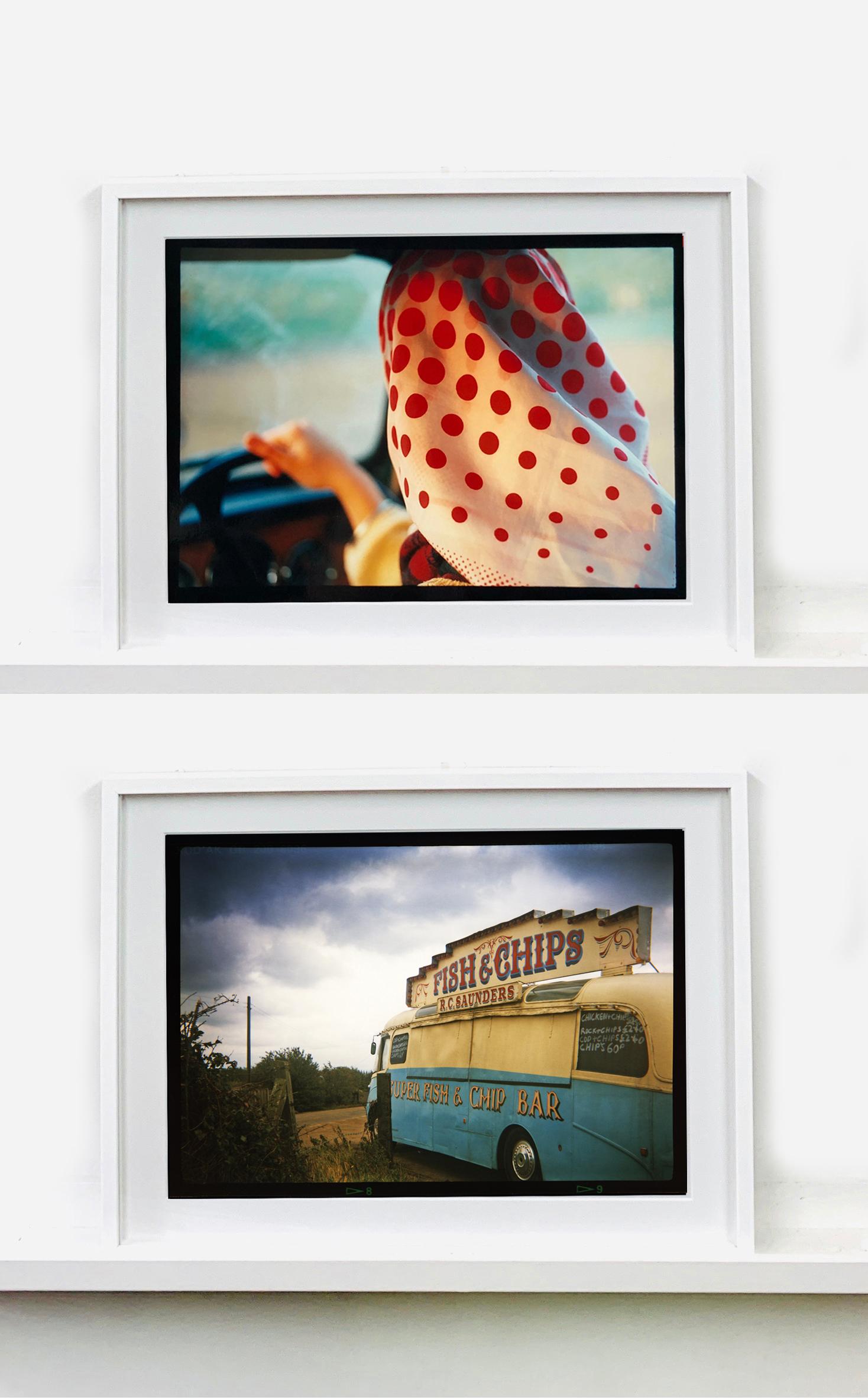 Fish & Chip Van, Haddenham, 1993 - Fotografía británica en color - Color Photograph Negro de Richard Heeps