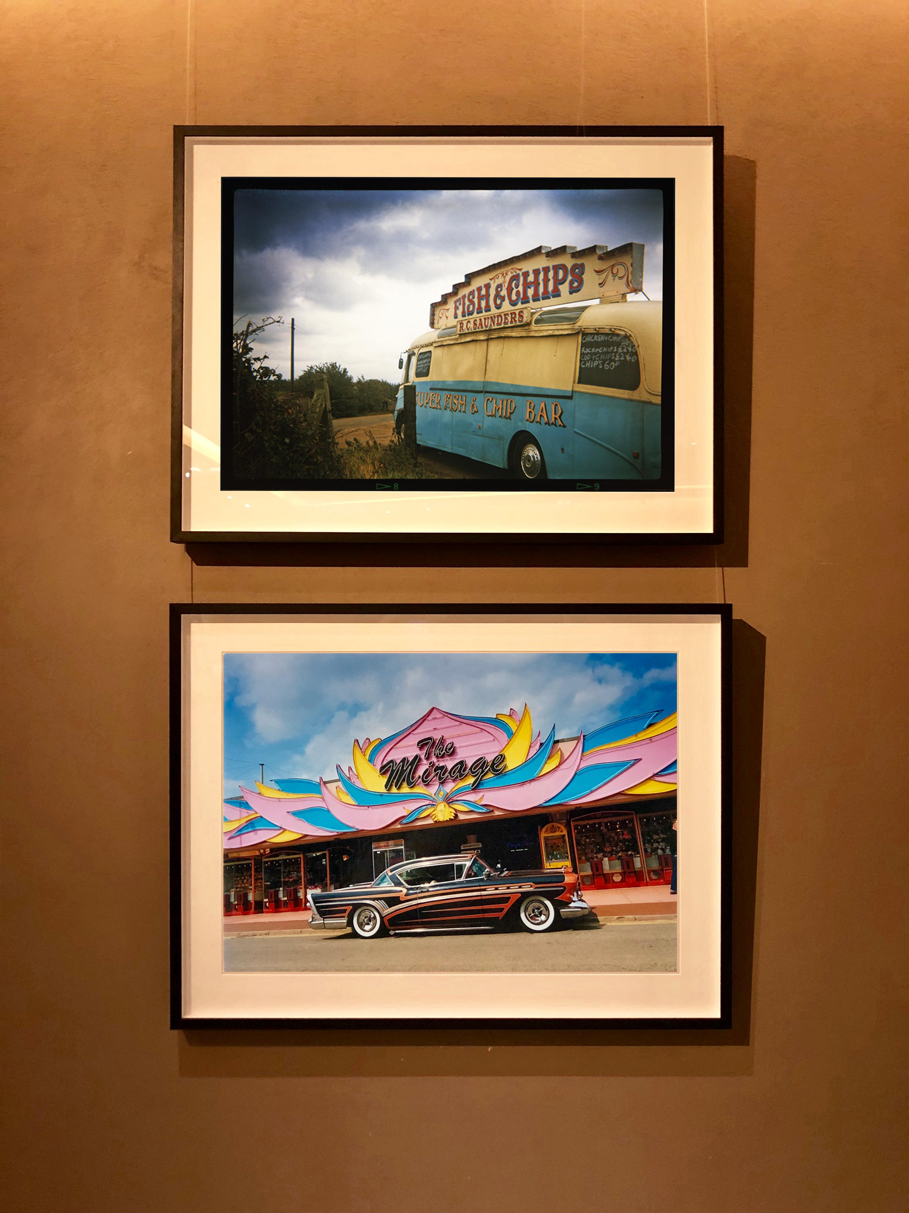 Un sombrío cielo de fenland es el telón de fondo de una clásica furgoneta británica de Fish & Chips. Parte de la serie de Richard Heeps, Una vista de los Fens desde el coche con alas.

Esta obra es una edición limitada de 25 ejemplares, impresión
