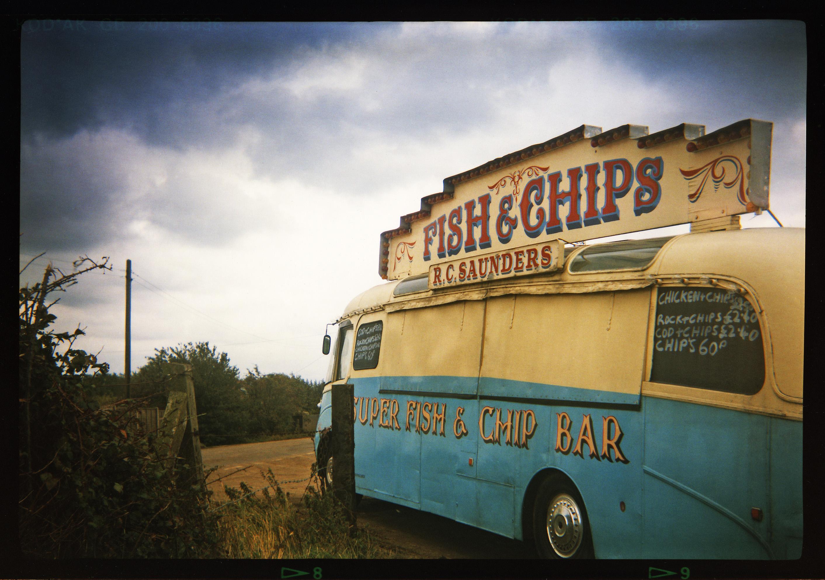 Richard Heeps Print – Fish & Chips Van, Haddenham, 1993 - Britische Farbfotografie