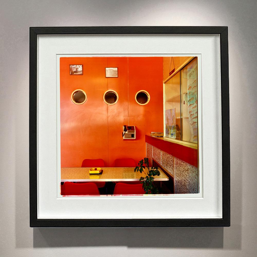 Missione dei pescatori, Fleetwood - Fotografia d'epoca a colori degli interni britannici - Print di Richard Heeps
