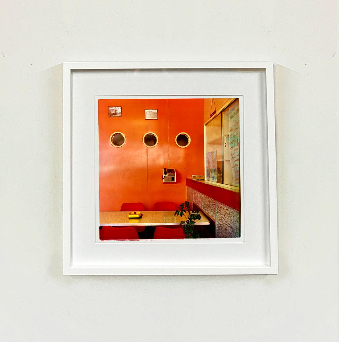 Missione dei pescatori, Fleetwood - Fotografia d'epoca a colori degli interni britannici - Print Contemporaneo di Richard Heeps