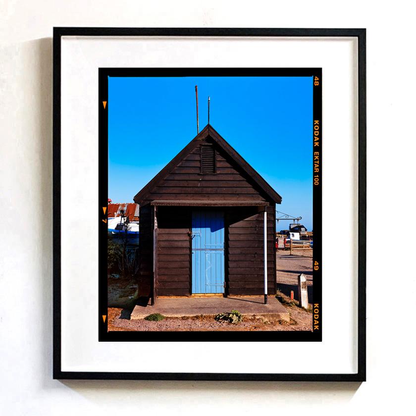 Huile de pêche, Southwold - Photographie couleur d'architecture de bord de mer bleue - Print de Richard Heeps