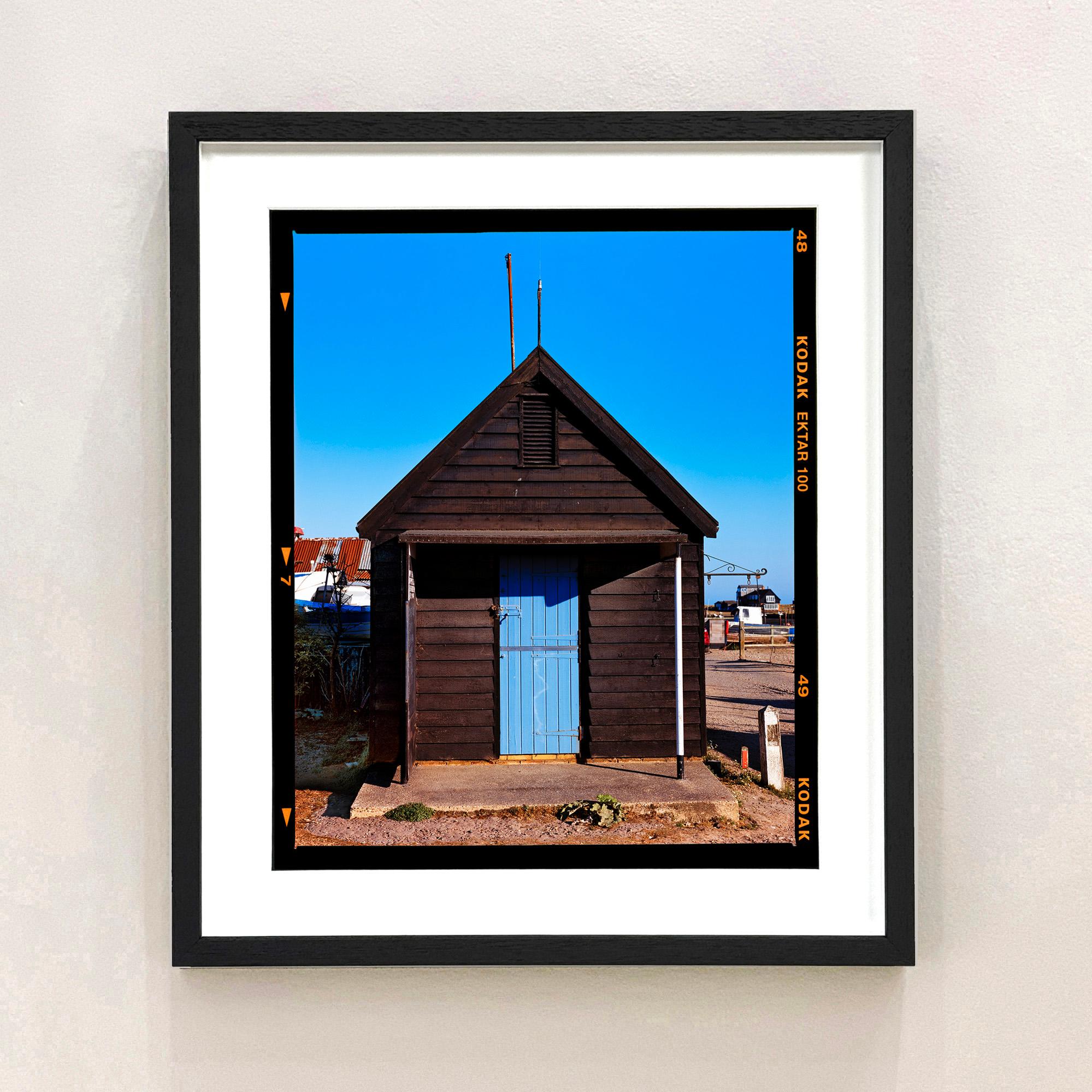 Cabaña de pescadores, Southwold - Fotografía en color de la arquitectura de la costa azul - Photograph de Richard Heeps