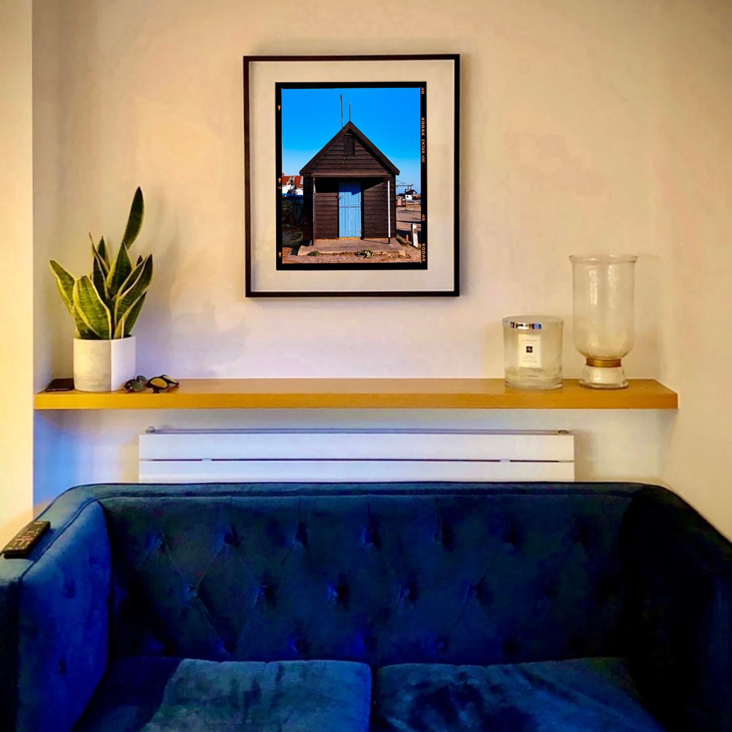 Huile de pêche, Southwold - Photographie couleur d'architecture de bord de mer bleue - Contemporain Print par Richard Heeps