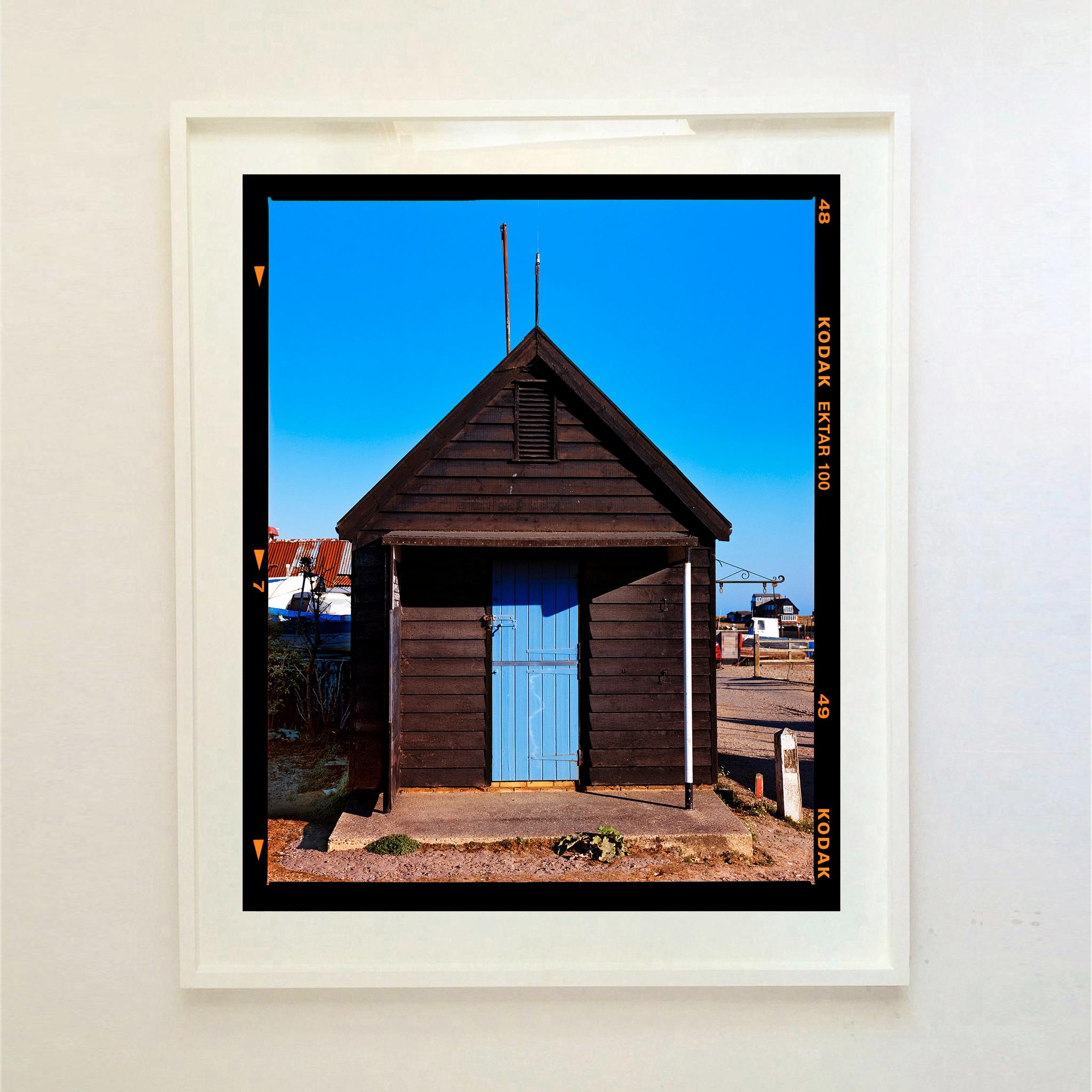 Huile de pêche, Southwold - Photographie couleur d'architecture de bord de mer bleue - Noir Print par Richard Heeps