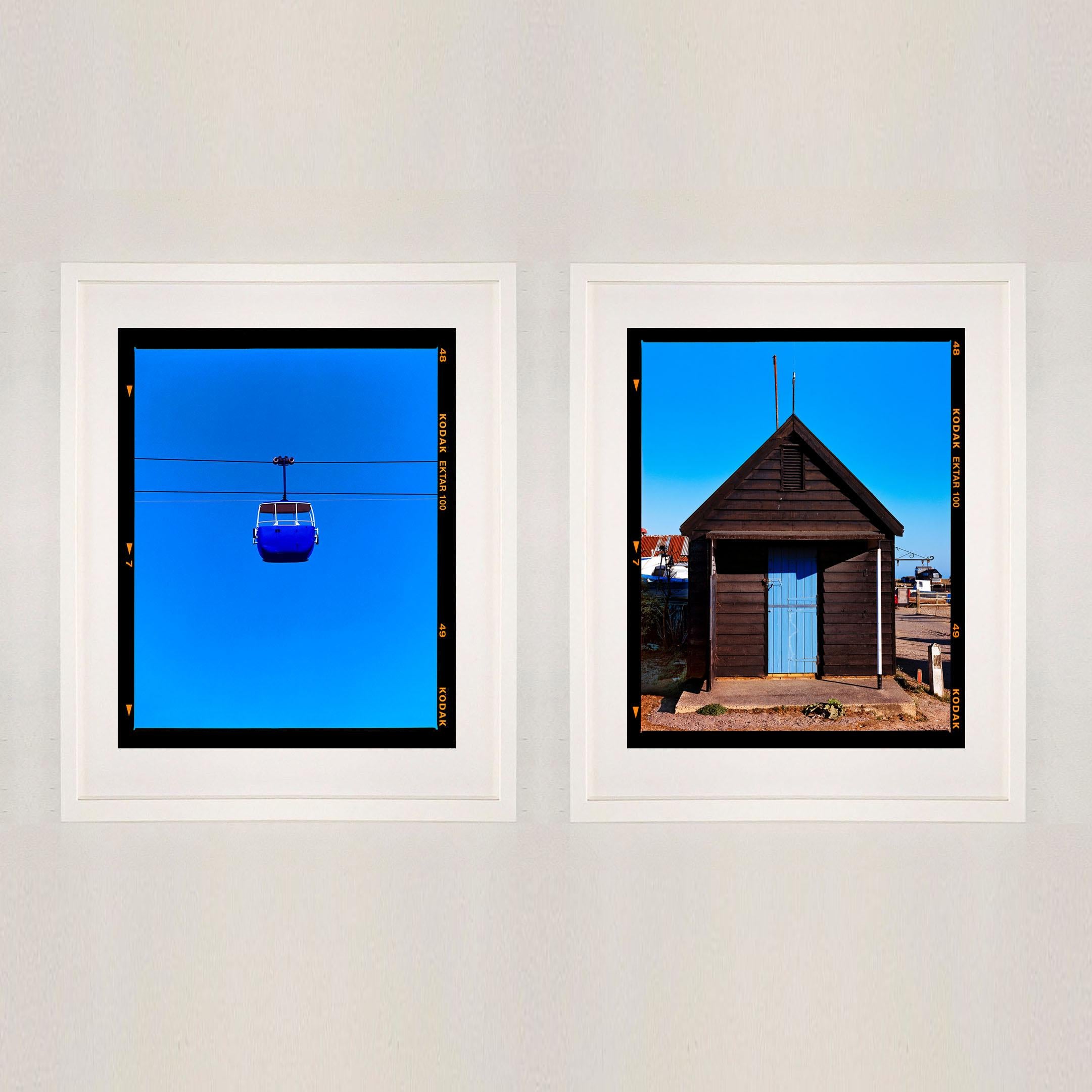 Fishing Hut, Southwold, photographie d'architecture portuaire tirée de la série On-Sea de Richard Heeps. La modeste cabane de pêche devient une œuvre d'art sur fond de ciel bleu, sous le soleil.

Cette œuvre est une édition limitée à 25 exemplaires,