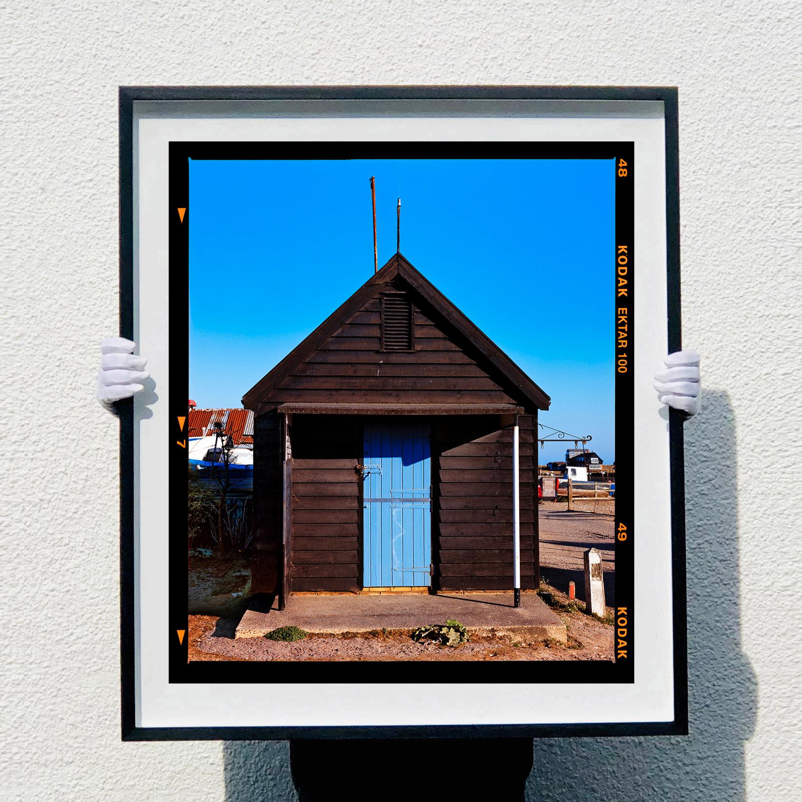 Huile de pêche, Southwold - Photographie couleur d'architecture de bord de mer bleue en vente 3