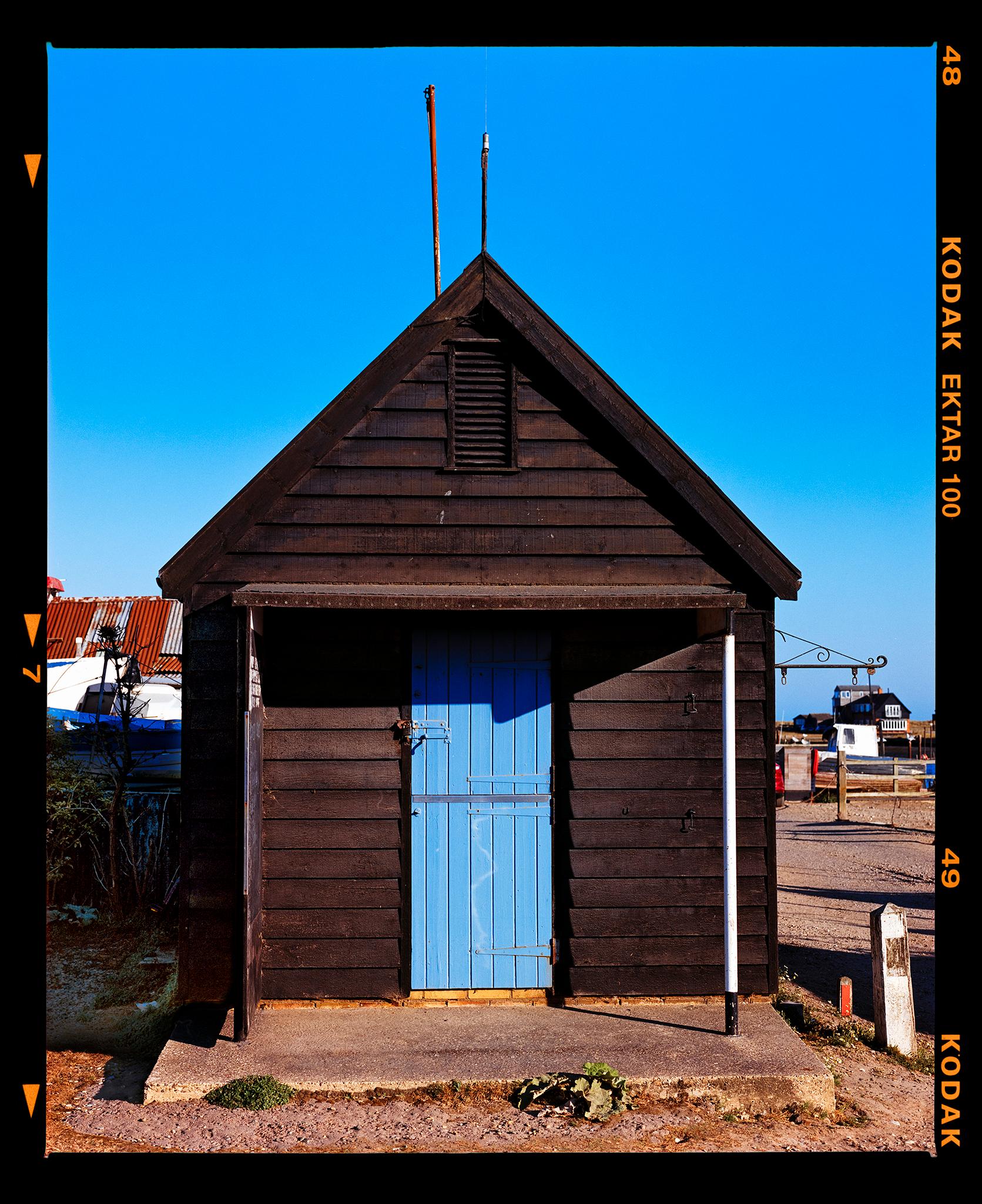 Print Richard Heeps - Huile de pêche, Southwold - Photographie couleur d'architecture de bord de mer bleue