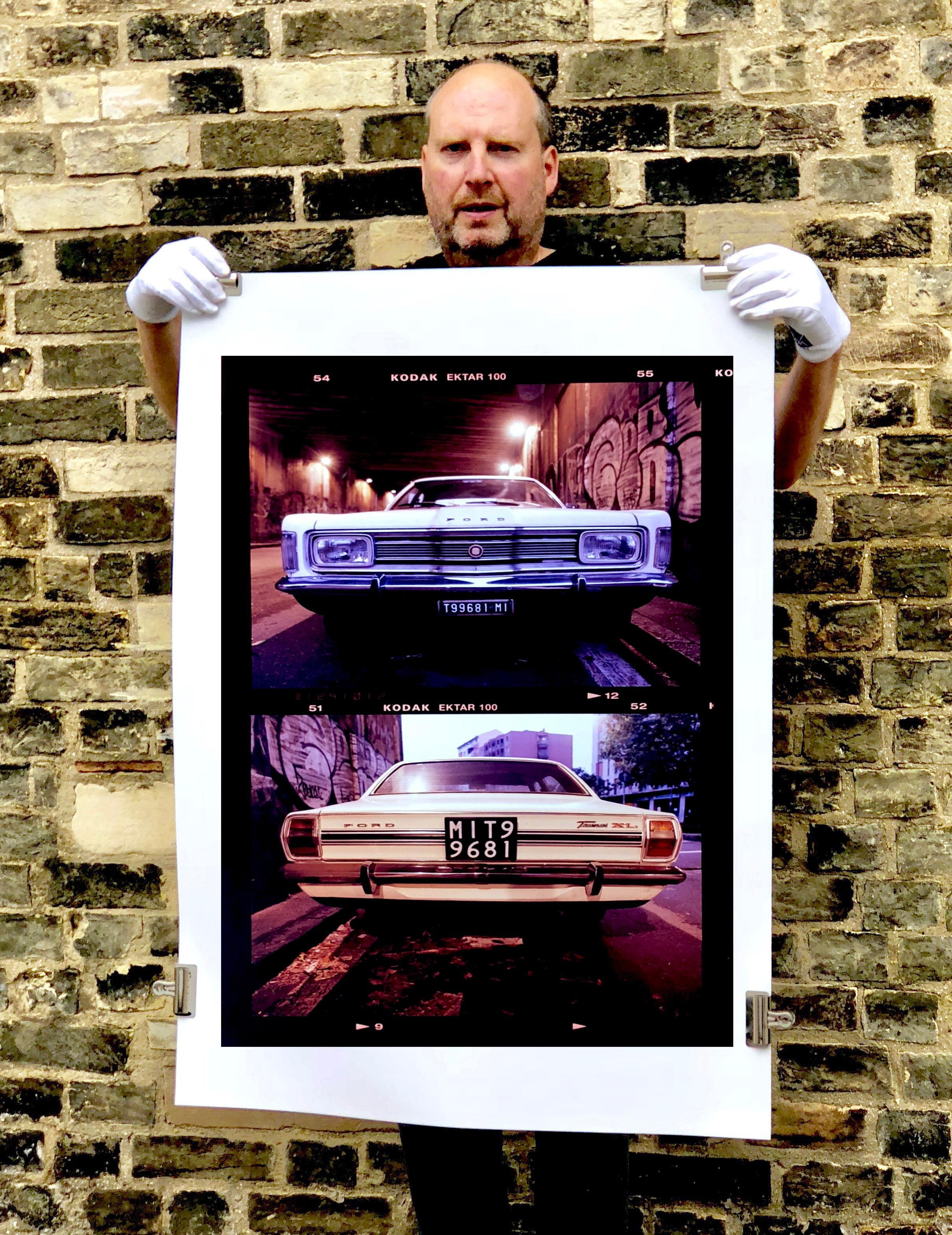 Ford Taurus, Turro, Mailand – Vintage-Auto, Farbfotografie – Print von Richard Heeps