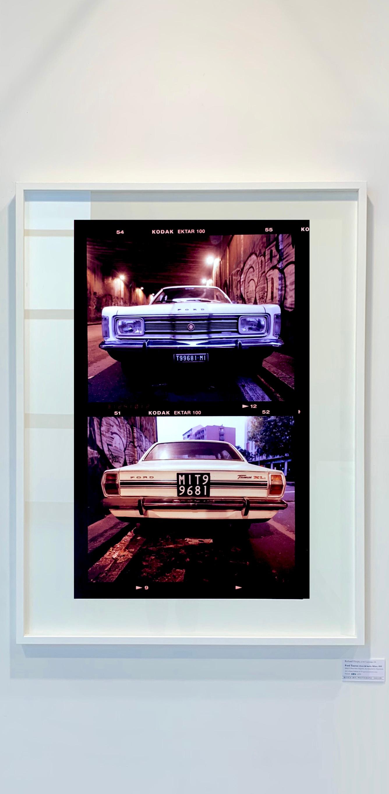 Ford Taurus, Turro, Milán - Coche antiguo, fotografía en color - Print Contemporáneo de Richard Heeps