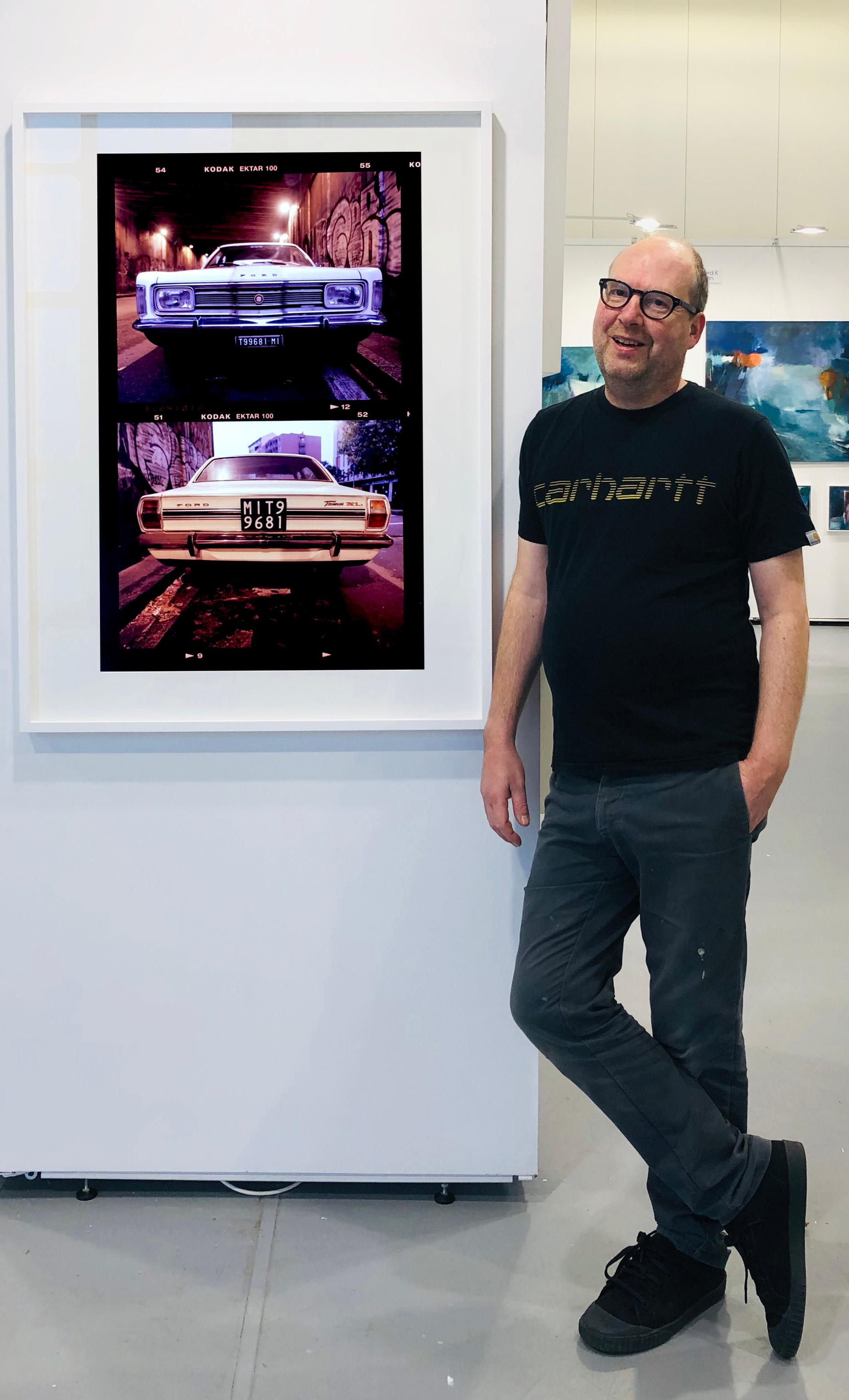 Ford Taurus, Turro, Milán - Coche antiguo, fotografía en color - Print Negro de Richard Heeps