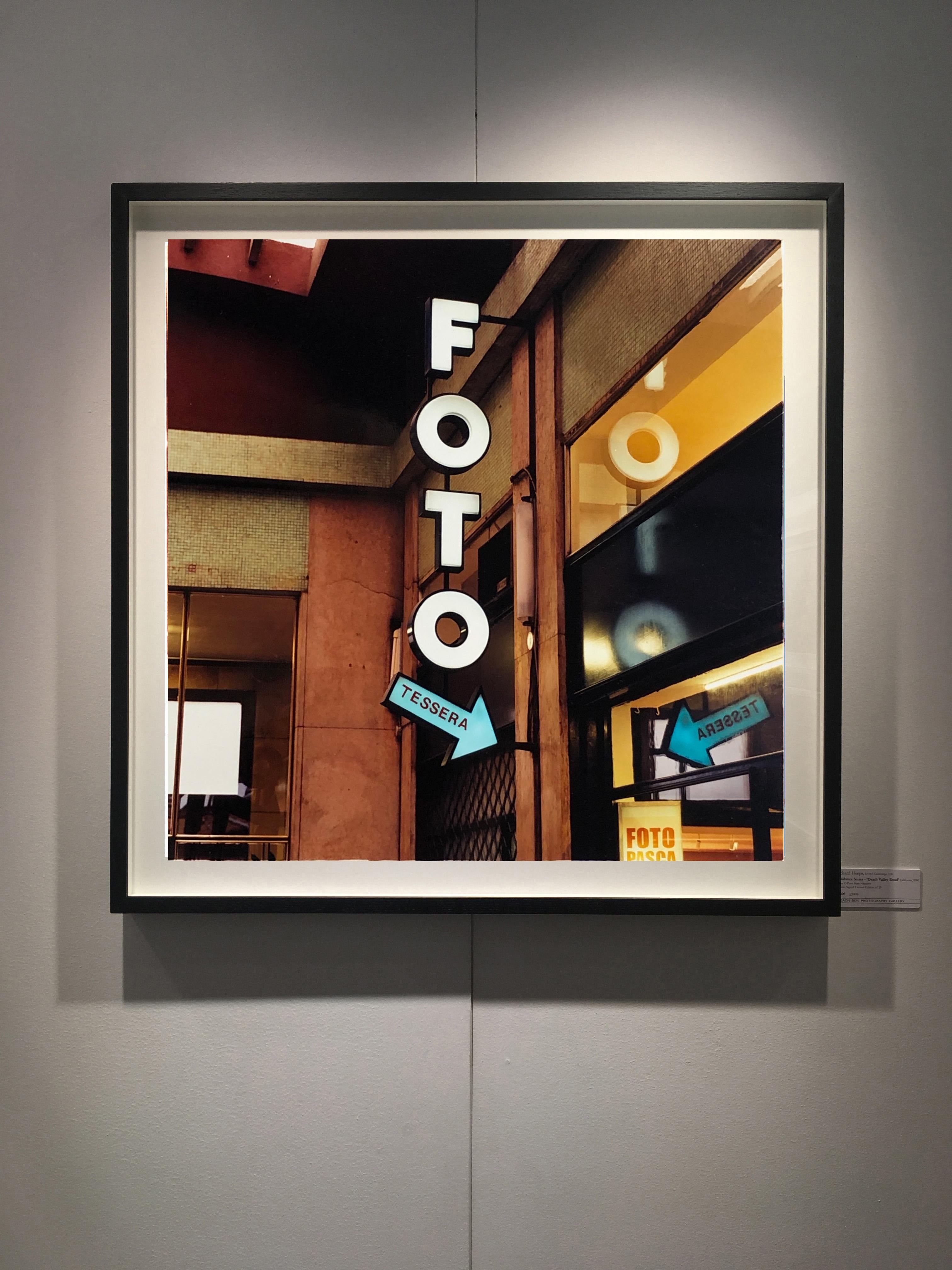La série A Short History of Milan de Richard Heeps a commencé comme un projet spécial pour la foire d'art abordable 2018 de Milan. Il a été bien accueilli et l'œuvre est devenue populaire auprès des acheteurs d'art du monde entier. Richard continue