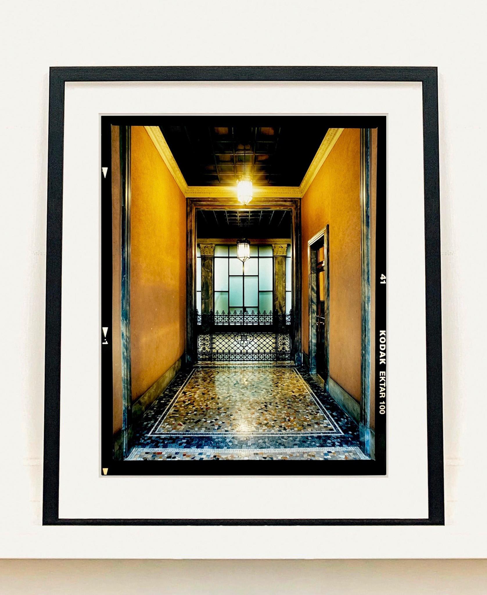 Foyer III, Mailand – Architekturfotografie in Farbfotografie – Print von Richard Heeps