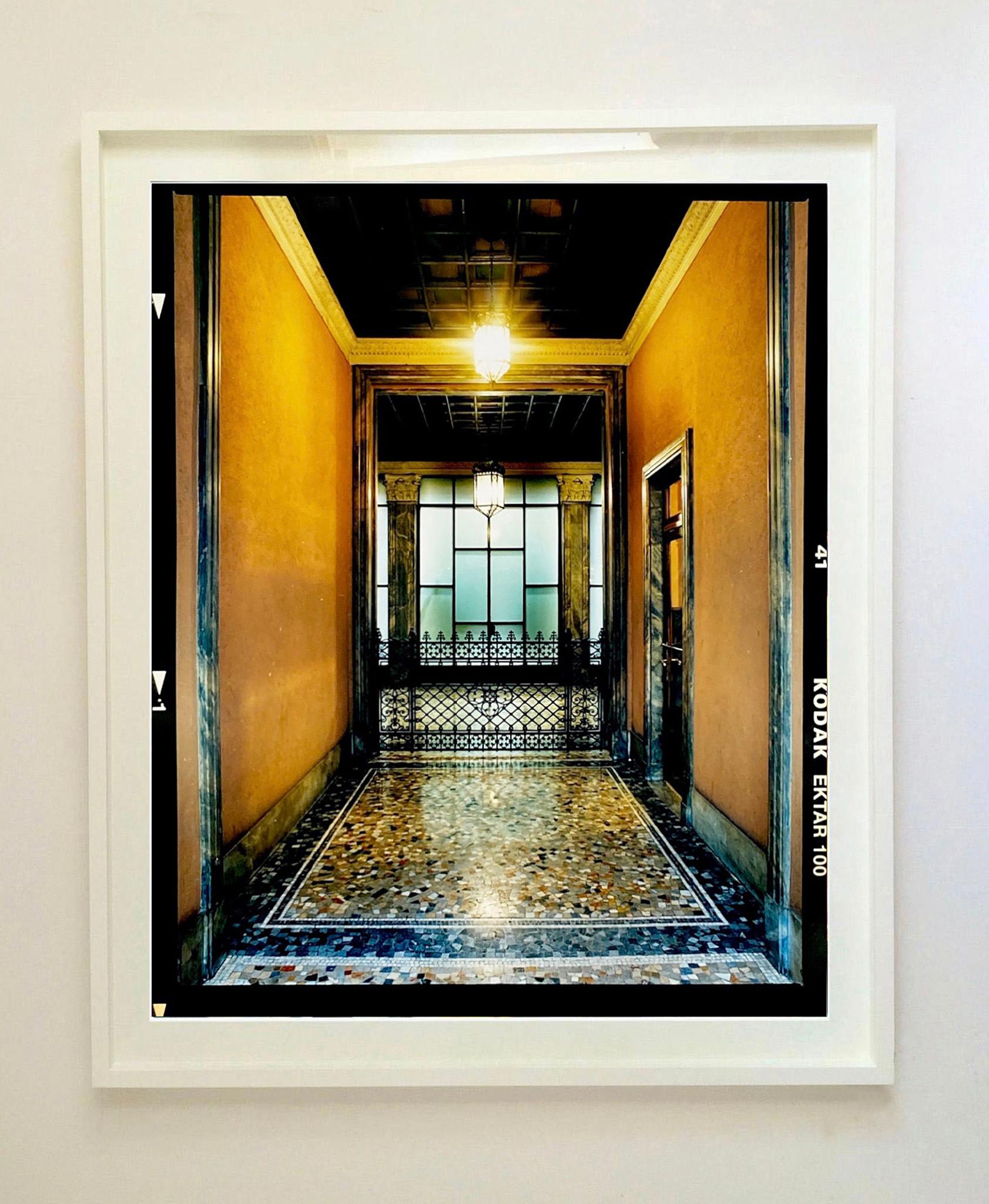 Foyer III, Mailand – Architekturfotografie in Farbfotografie (Zeitgenössisch), Print, von Richard Heeps