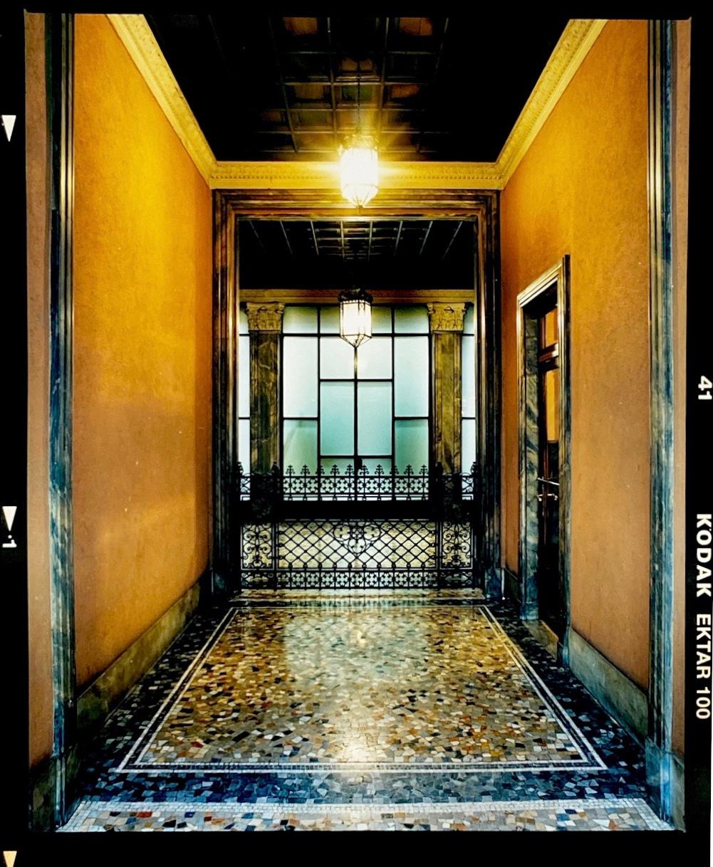 Richard Heeps Print – Foyer III, Mailand – Architekturfotografie in Farbfotografie