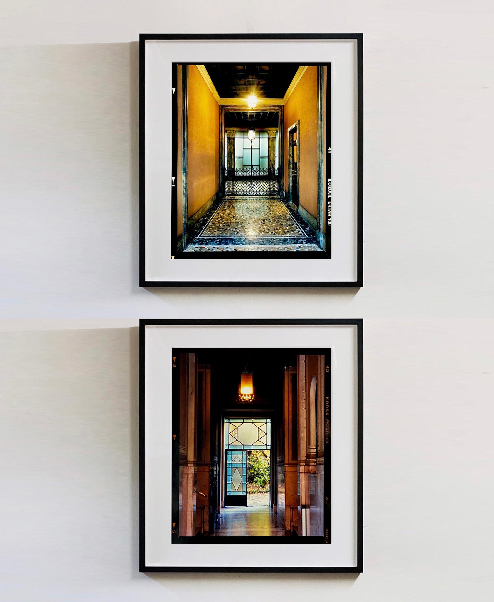 Foyer IV, Mailand – Architekturfotografie in Farbfotografie (Schwarz), Color Photograph, von Richard Heeps