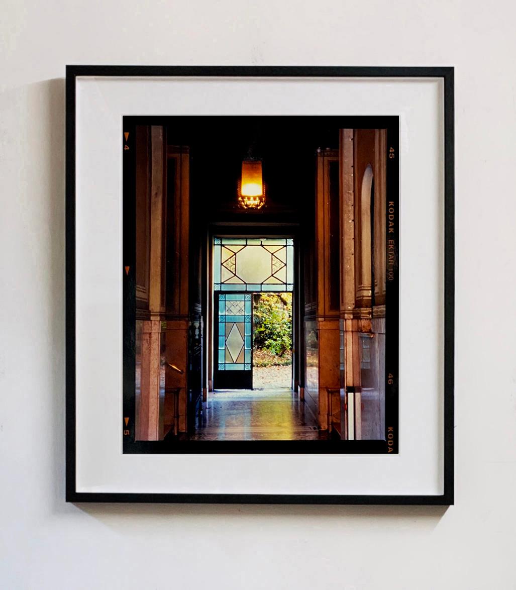 Foyer IV, Milán - Fotografía arquitectónica italiana en color - Print Contemporáneo de Richard Heeps