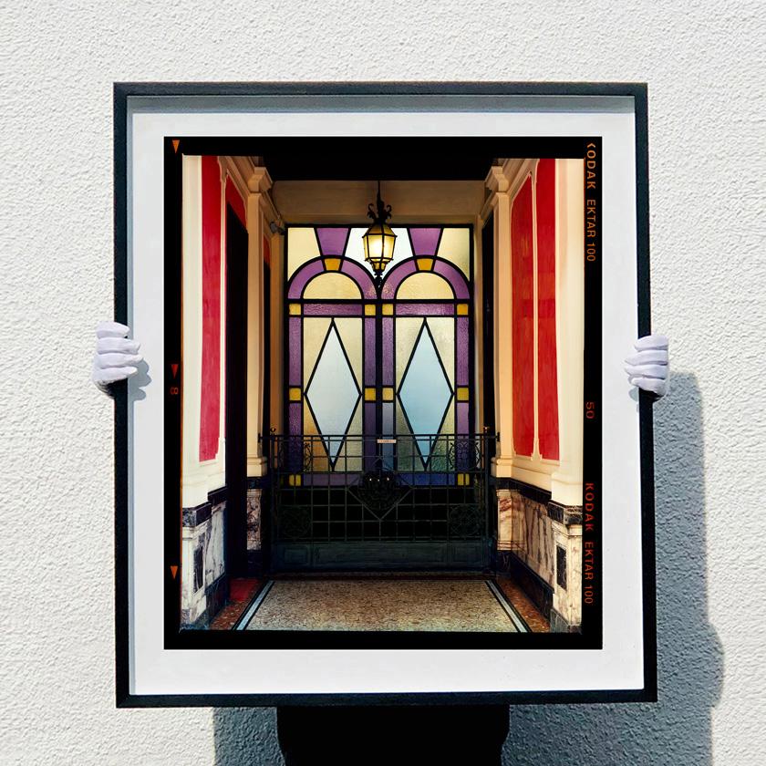 Vestíbulo, Milán - Dos fotografías en color enmarcadas de arquitectura interior italiana en venta 5
