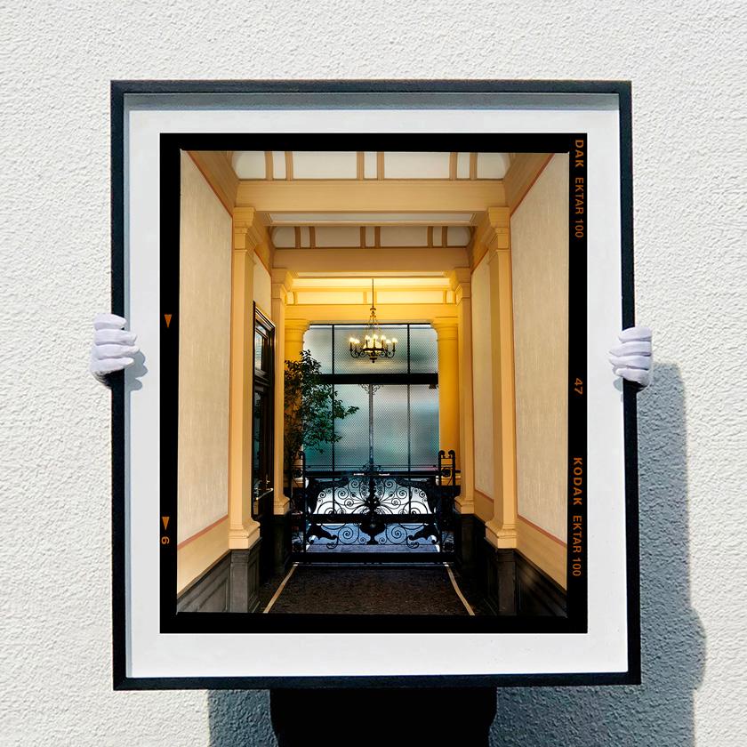 Vestíbulo, Milán - Dos fotografías en color enmarcadas de arquitectura interior italiana en venta 6