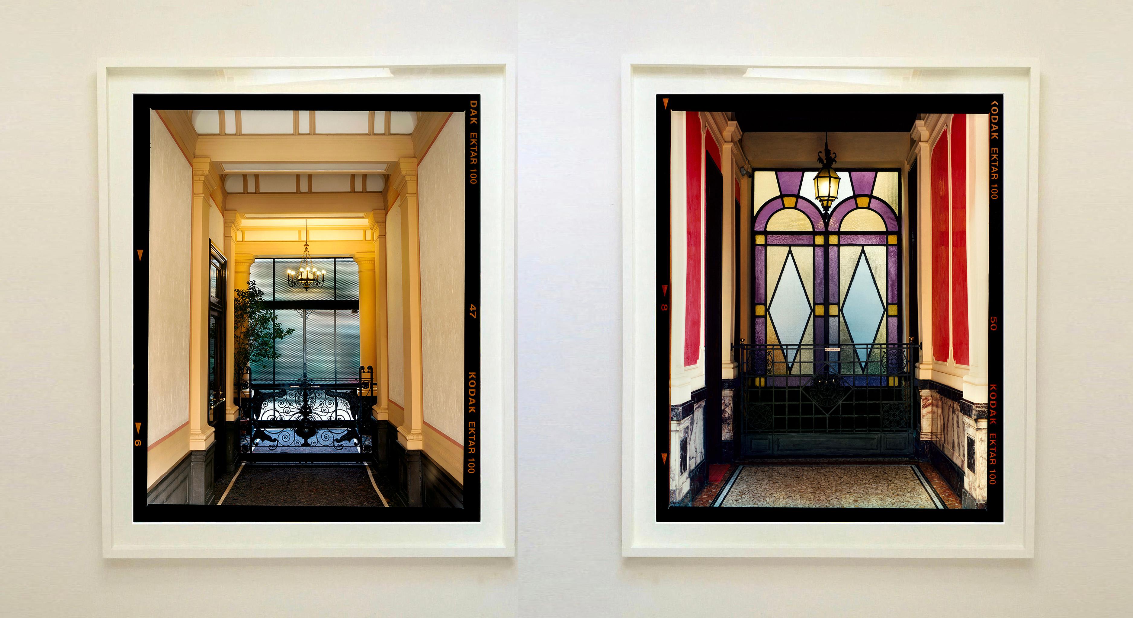 Vestíbulo, Milán - Dos fotografías en color enmarcadas de arquitectura interior italiana - Print de Richard Heeps