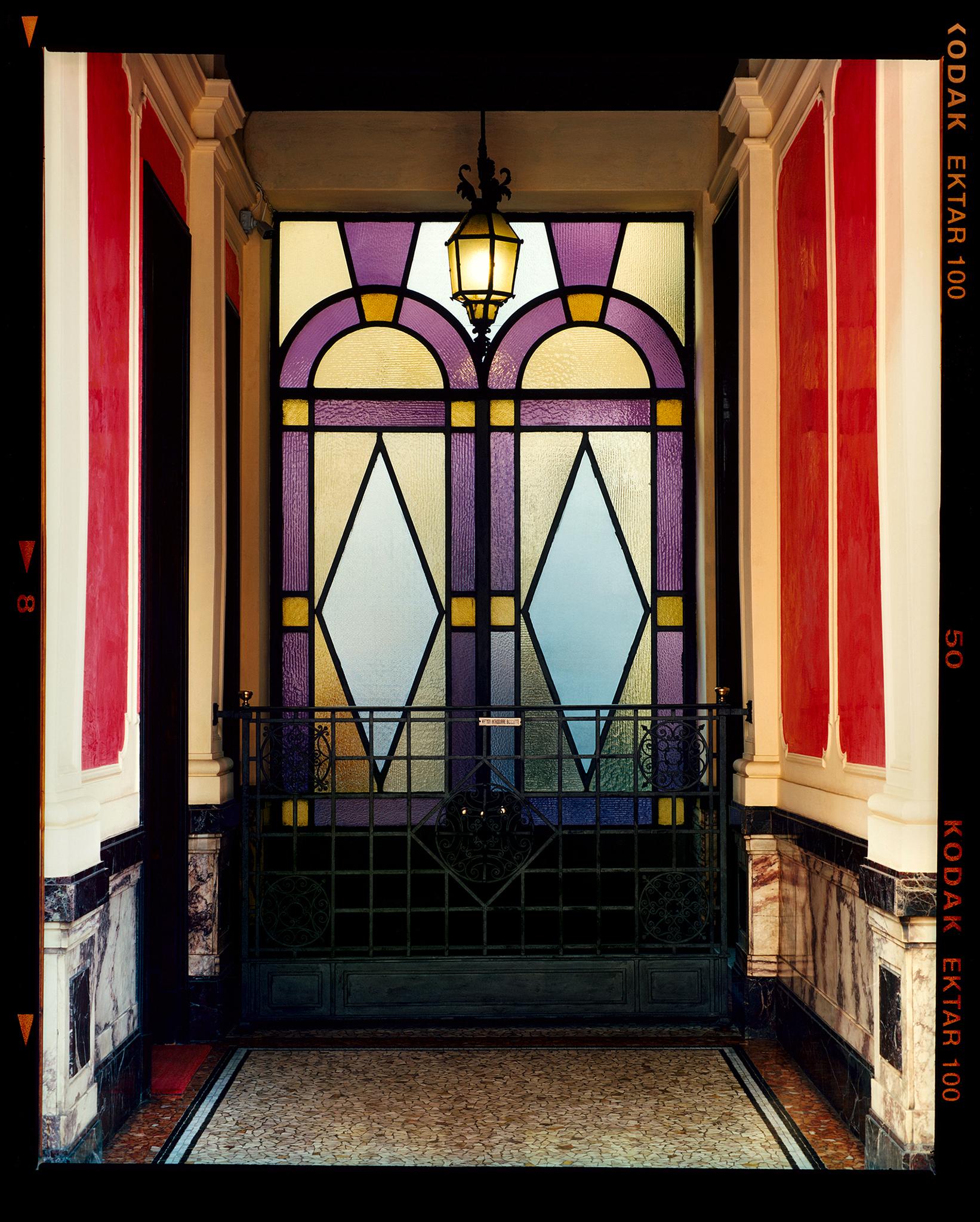 Vestíbulo, Milán - Dos fotografías en color enmarcadas de arquitectura interior italiana - Print Contemporáneo de Richard Heeps